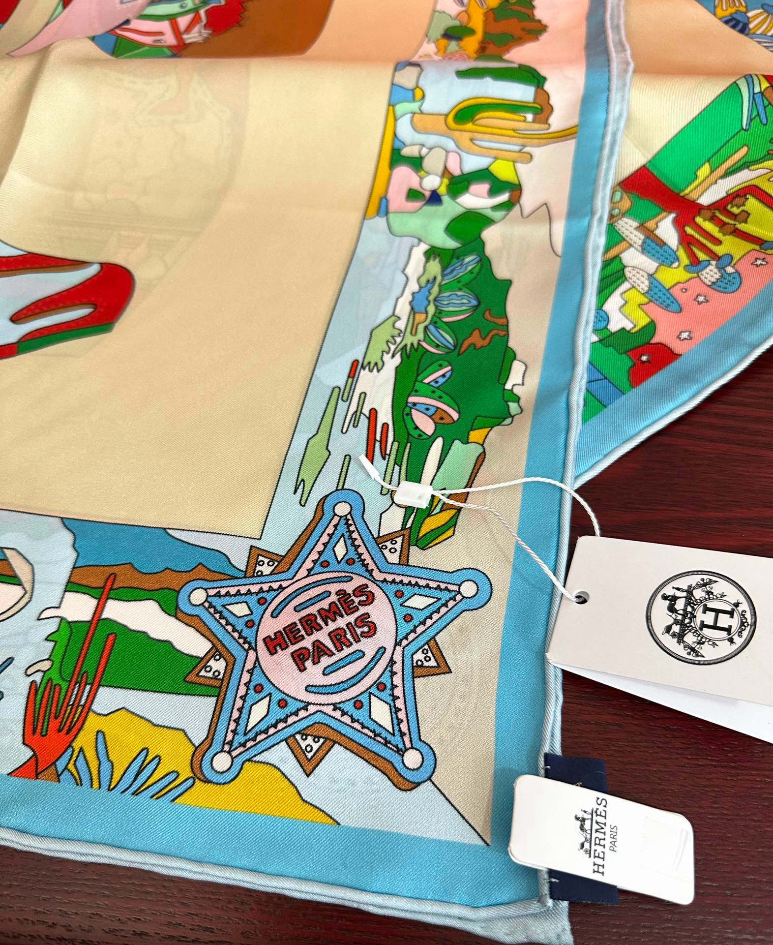 高版本2025 。HERMES 重磅庆祝女士小姐姐们必备款方巾嘴唇精简时髦，太美了發品质感很显好得意好搭