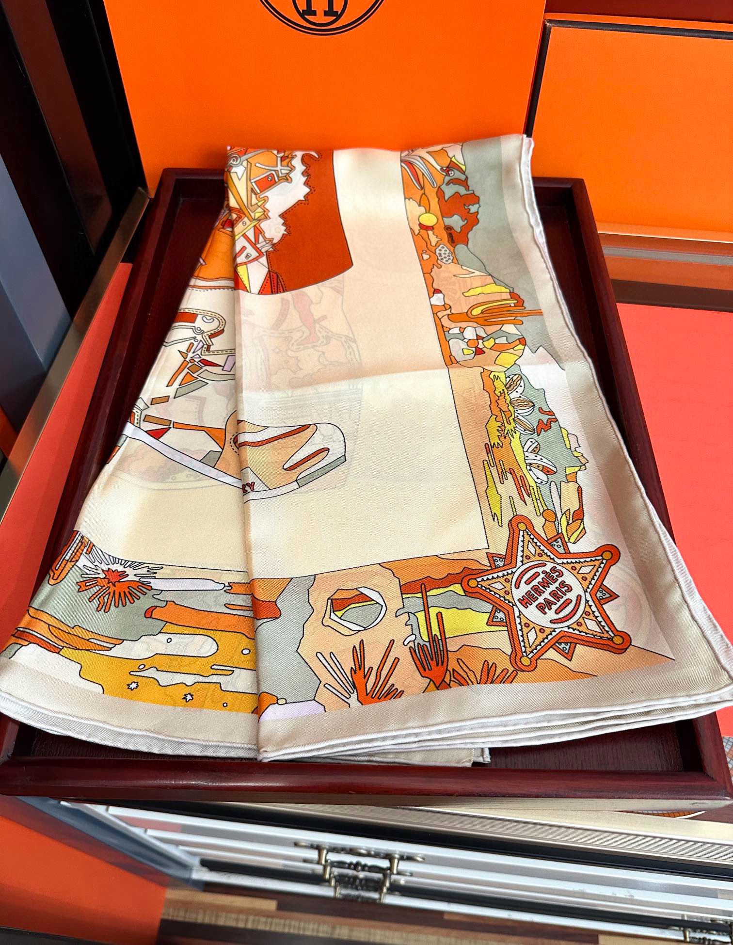 高版本2025 。HERMES 重磅庆祝女士小姐姐们必备款方巾嘴唇精简时髦，太美了發品质感很显好得意好搭