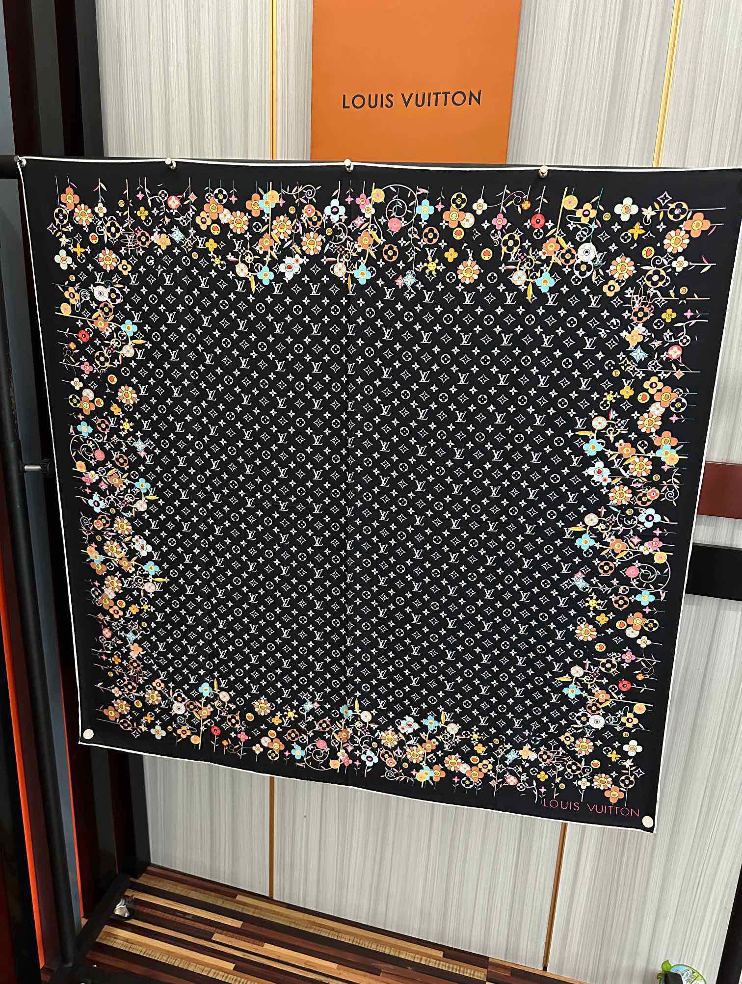 。高版本LV官网同步【双面同色】庆祝2025最新款“L家”通过别致的经典色彩向原创设计致敬太阳作品未经重