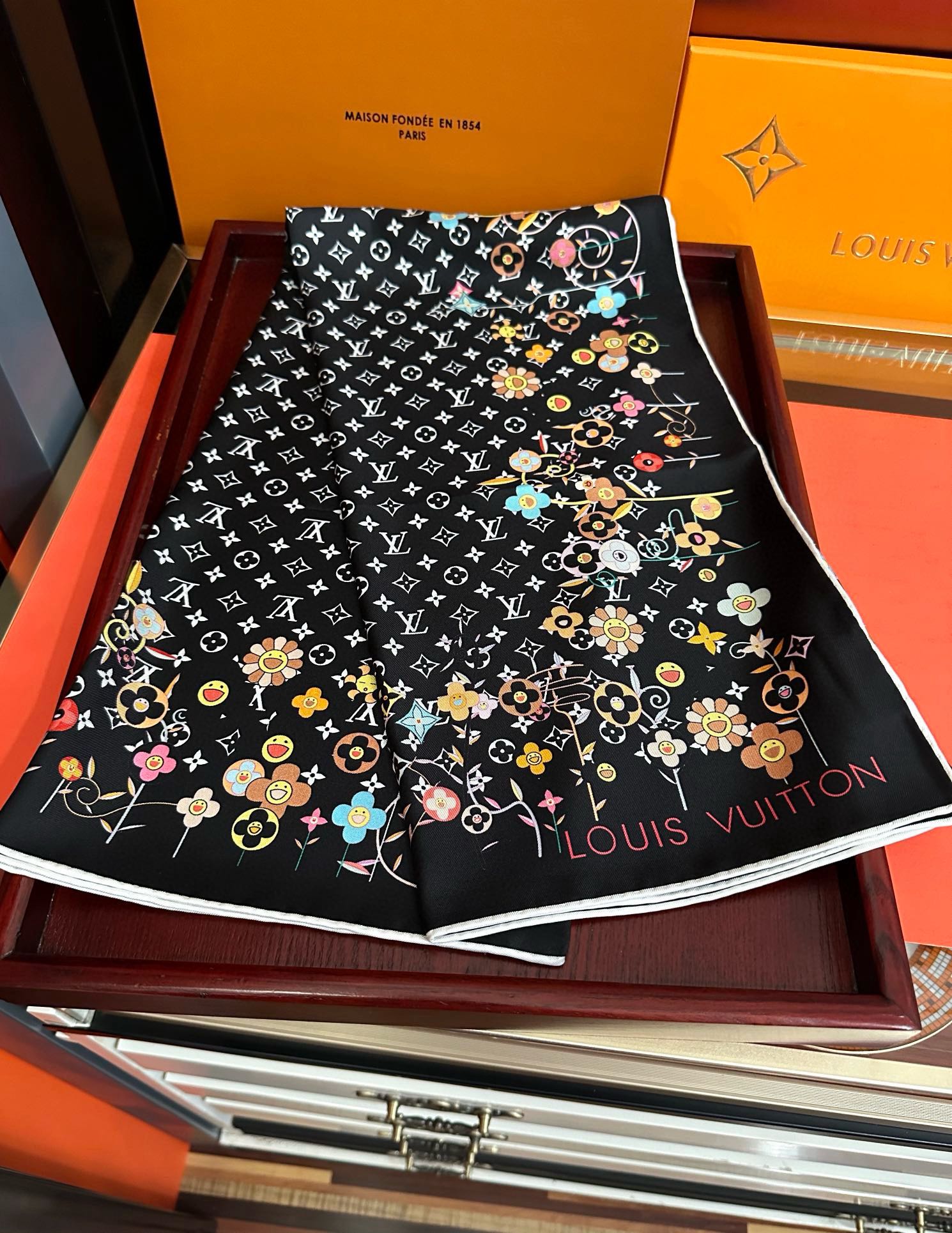 。高版本LV官网同步【双面同色】庆祝2025最新款“L家”通过别致的经典色彩向原创设计致敬太阳作品未经重