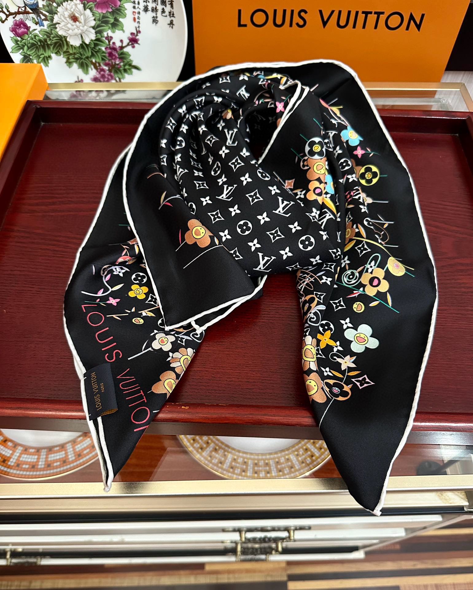 。高版本LV官网同步【双面同色】庆祝2025最新款“L家”通过别致的经典色彩向原创设计致敬太阳作品未经重