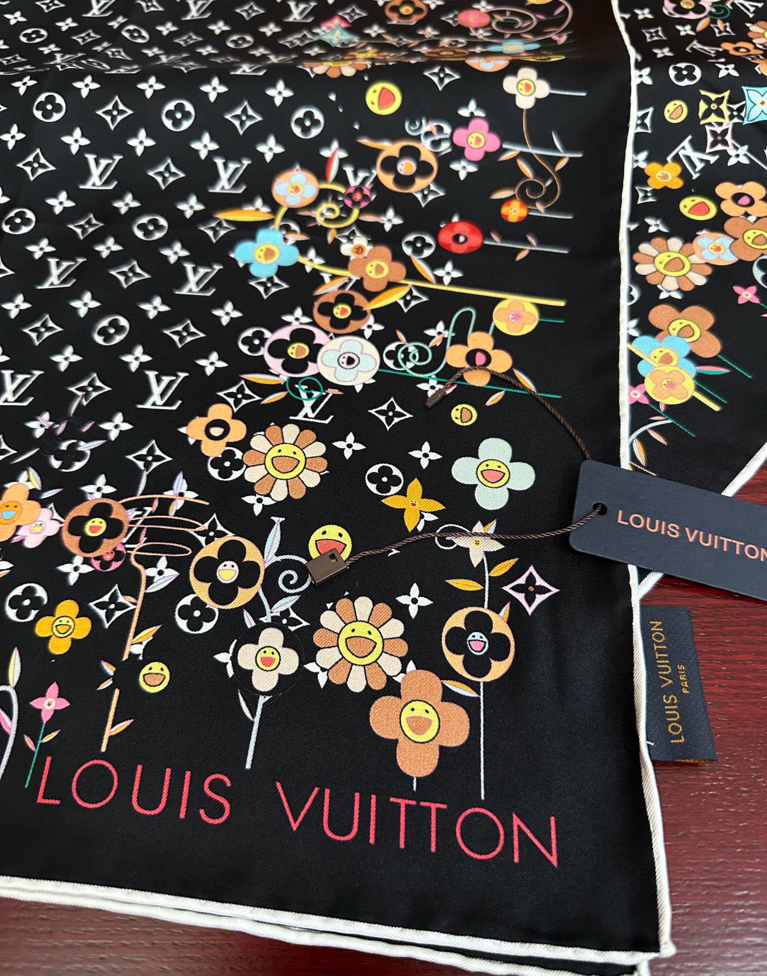 。高版本LV官网同步【双面同色】庆祝2025最新款“L家”通过别致的经典色彩向原创设计致敬太阳作品未经重