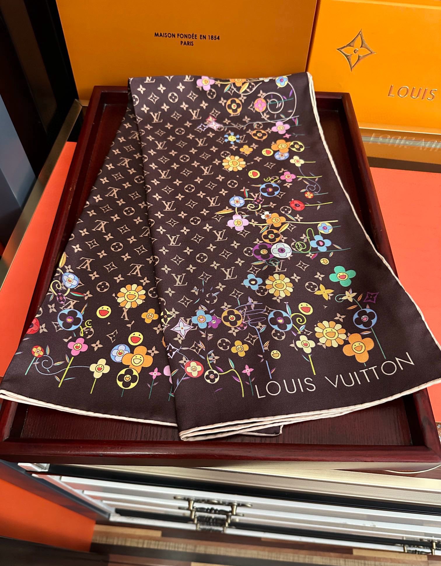 。高版本LV官网同步【双面同色】庆祝2025最新款“L家”通过别致的经典色彩向原创设计致敬太阳作品未经重