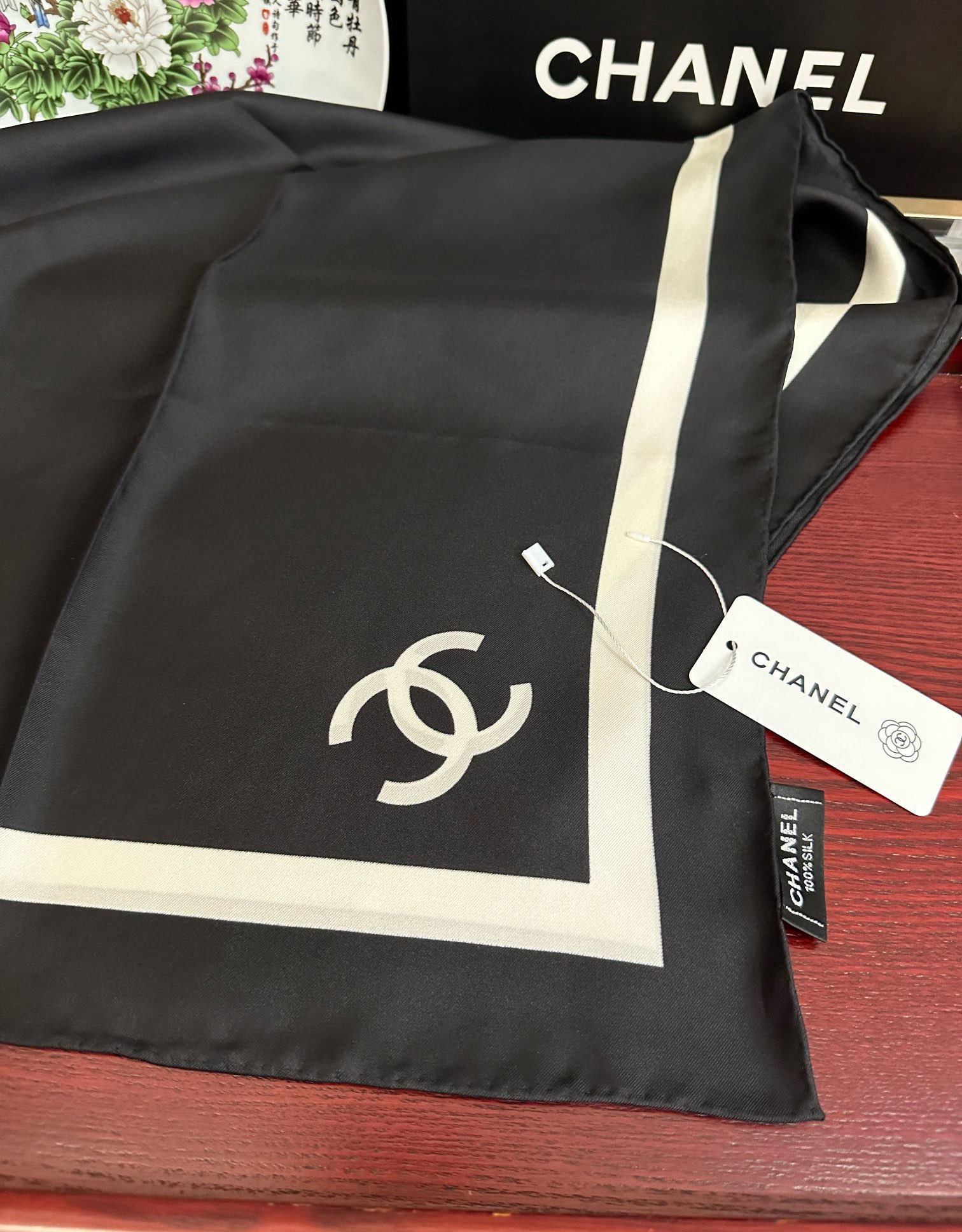 。上新 香奈儿 官网同步 2025最新款  春夏方巾设计真的好有突破不挑年龄  黑白大气经典得意感觉每一