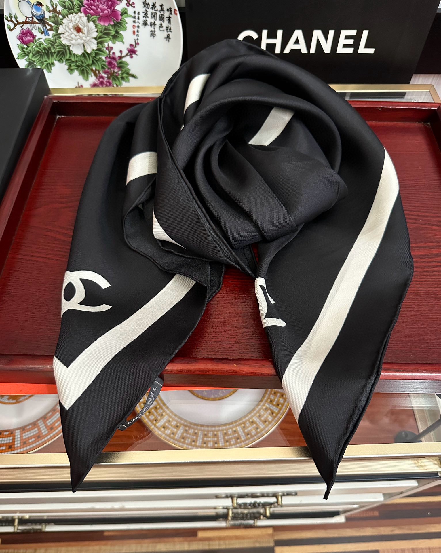 。上新 香奈儿 官网同步 2025最新款  春夏方巾设计真的好有突破不挑年龄  黑白大气经典得意感觉每一