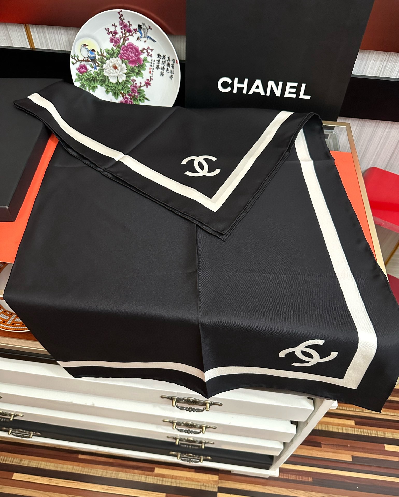 。上新 香奈儿 官网同步 2025最新款  春夏方巾设计真的好有突破不挑年龄  黑白大气经典得意感觉每一