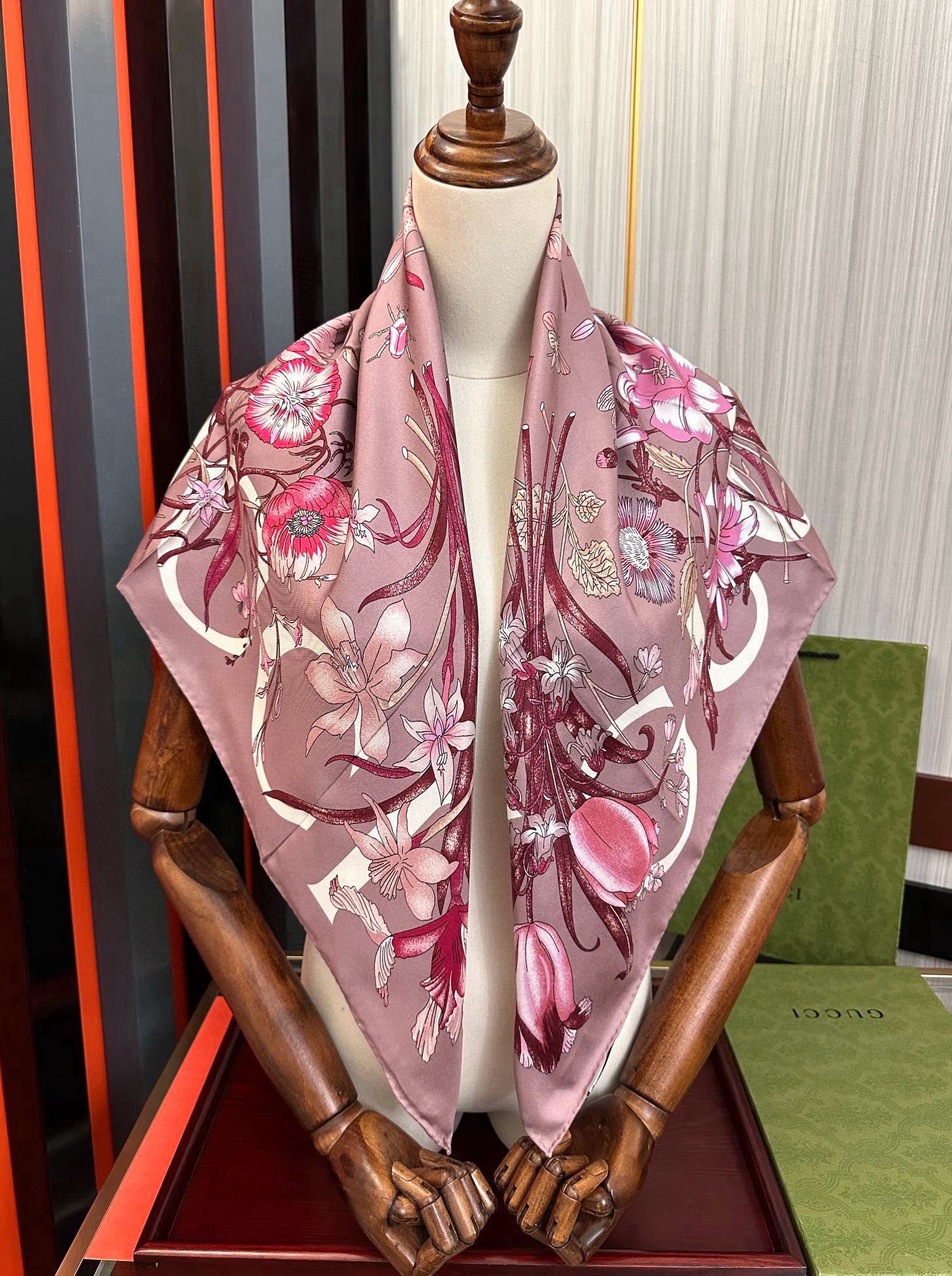  。新款 古奇《花卉丝巾》斜纹真丝 精致手工卷边庆祝光泽柔滑且垂感极佳得意以典雅的蓝色为基调嘴唇将品牌标