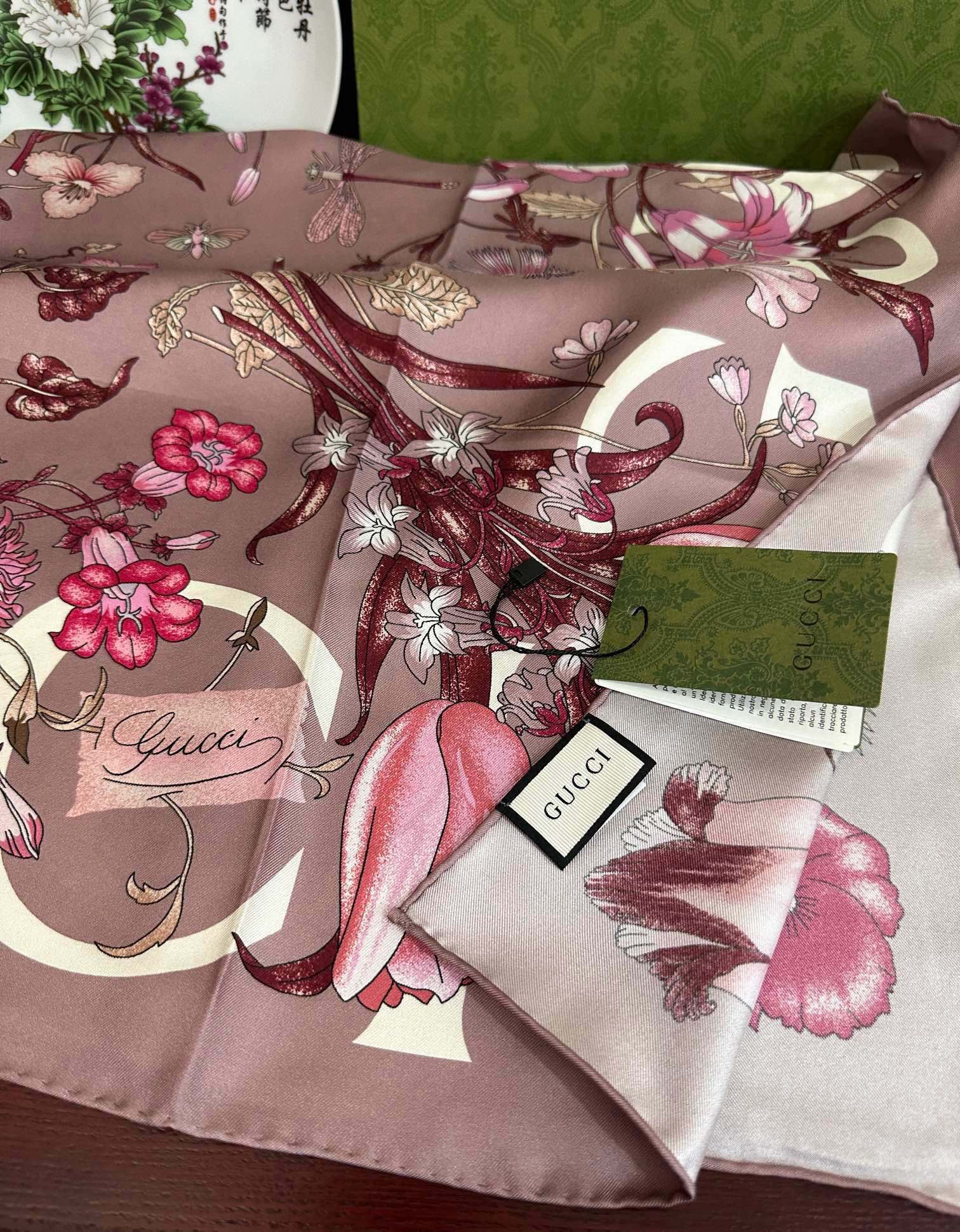  。新款 古奇《花卉丝巾》斜纹真丝 精致手工卷边庆祝光泽柔滑且垂感极佳得意以典雅的蓝色为基调嘴唇将品牌标