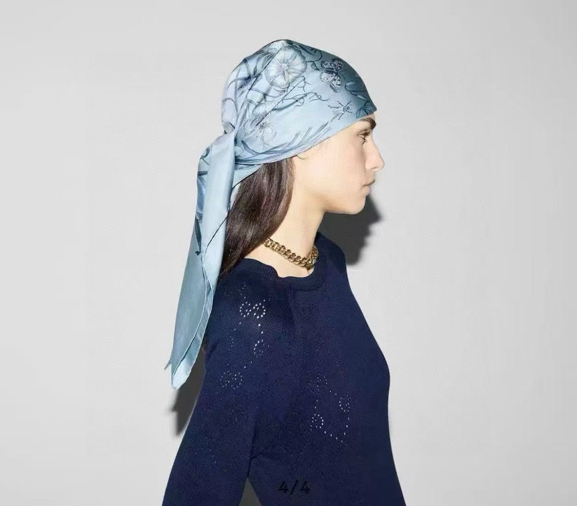  。新款 古奇《花卉丝巾》斜纹真丝 精致手工卷边庆祝光泽柔滑且垂感极佳得意以典雅的蓝色为基调嘴唇将品牌标