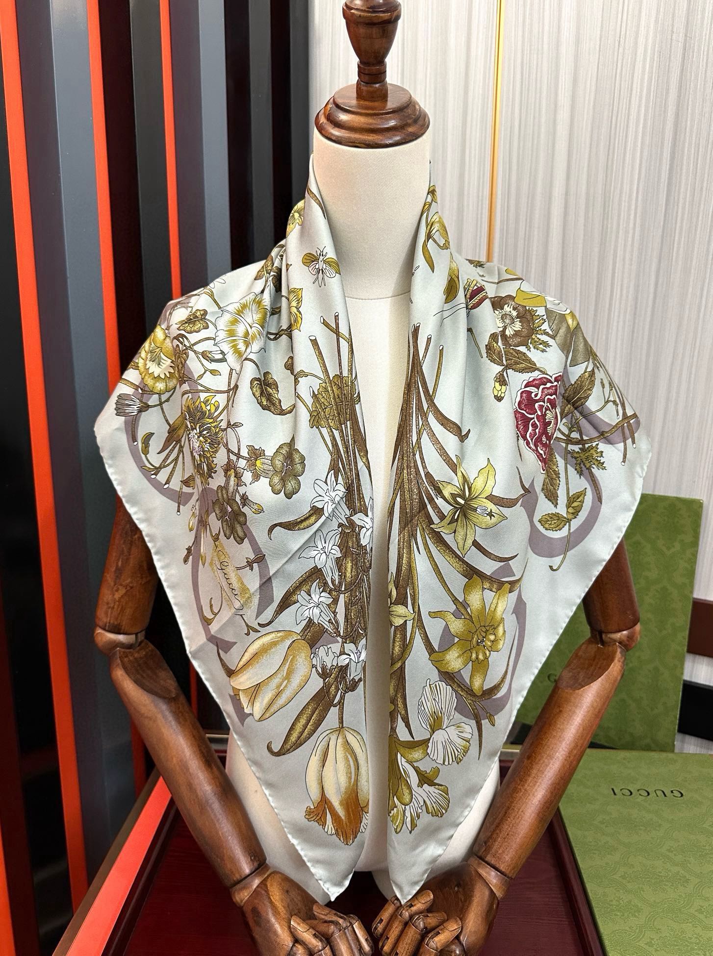  。新款 古奇《花卉丝巾》斜纹真丝 精致手工卷边庆祝光泽柔滑且垂感极佳得意以典雅的蓝色为基调嘴唇将品牌标