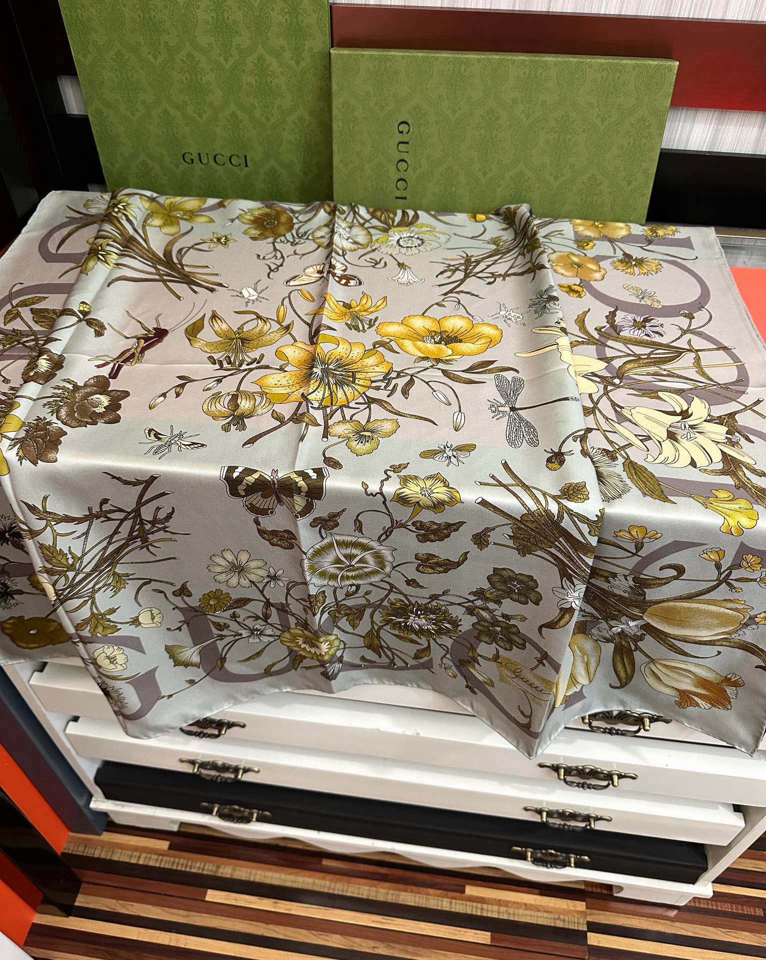  。新款 古奇《花卉丝巾》斜纹真丝 精致手工卷边庆祝光泽柔滑且垂感极佳得意以典雅的蓝色为基调嘴唇将品牌标