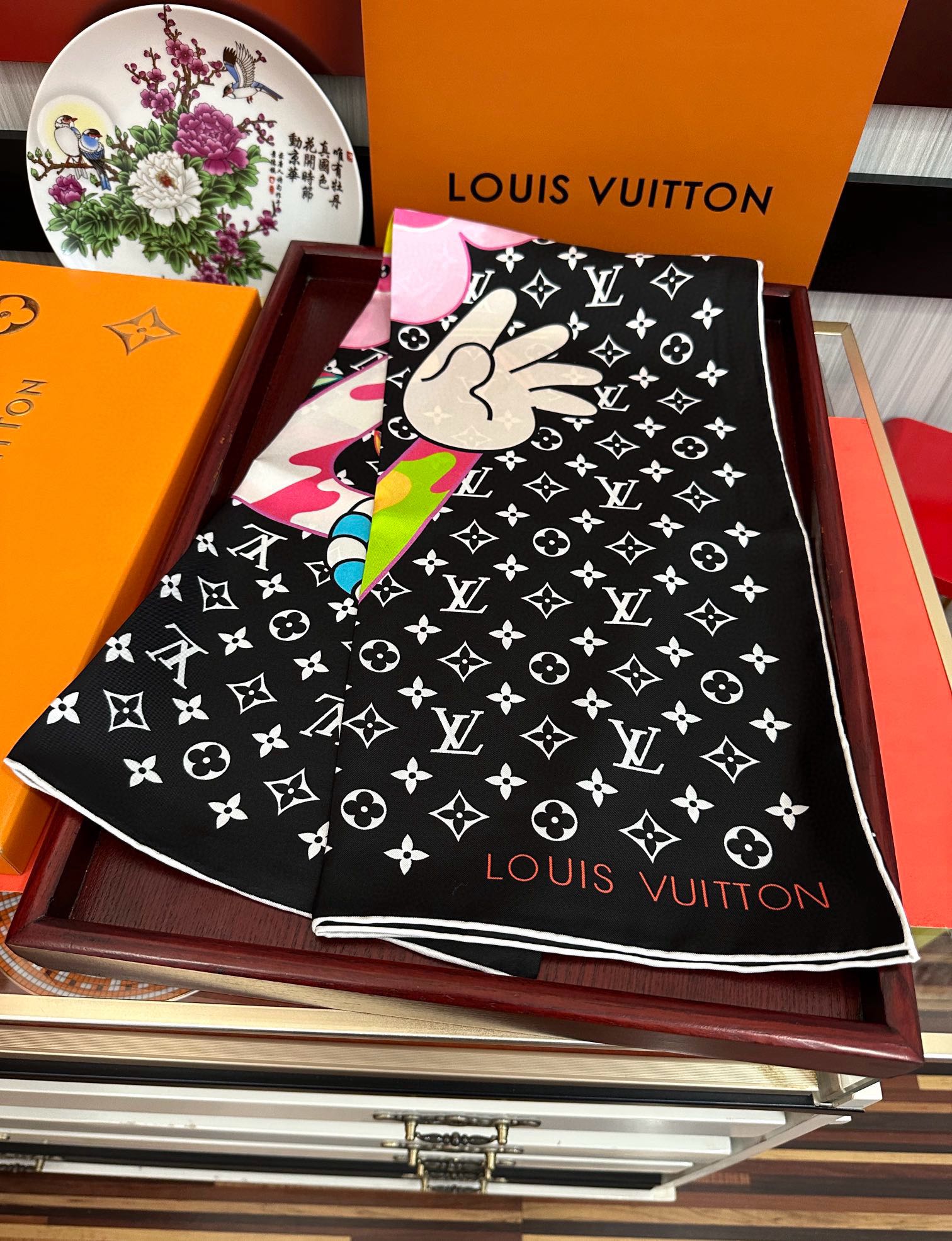 。2010新品LV专柜同步【18mm双面同色】太美了庆祝“L家”90典藏方巾通过别致的经典色彩向原创设计