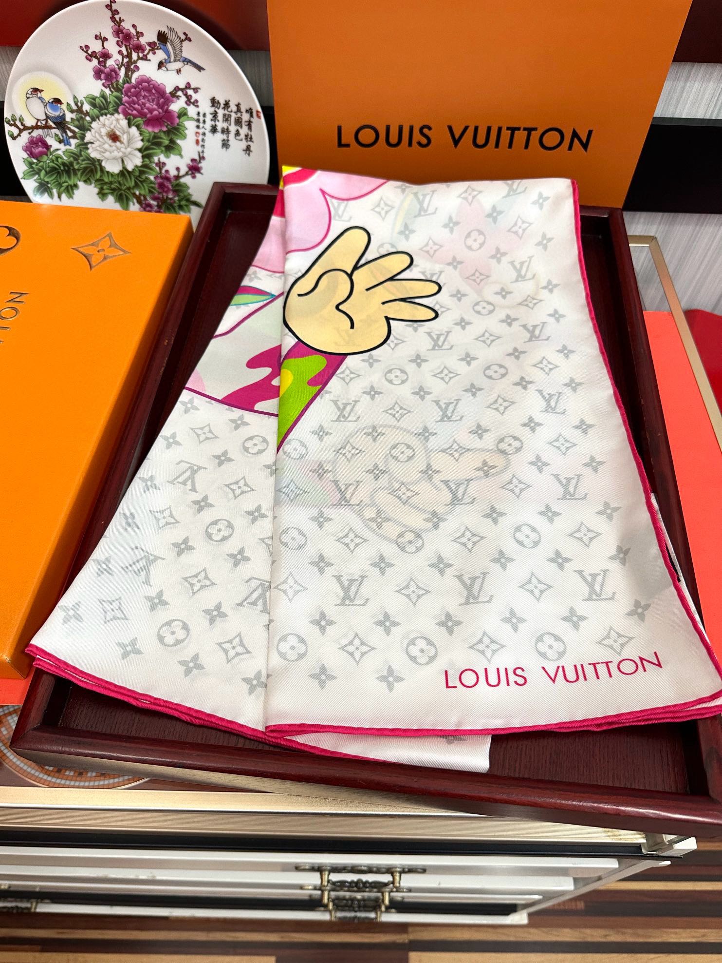 。2010新品LV专柜同步【18mm双面同色】太美了庆祝“L家”90典藏方巾通过别致的经典色彩向原创设计