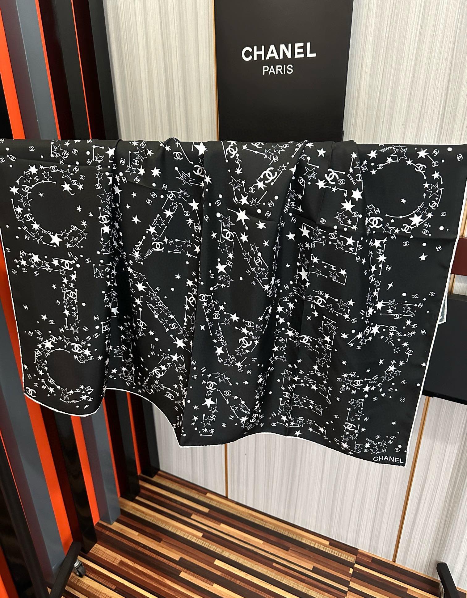 。 新款 香奈儿【涂鸦字母系列】👍香奶奶永远都是比较经典發一条印有字母Logo交织图案巧妙搭配得意简直太