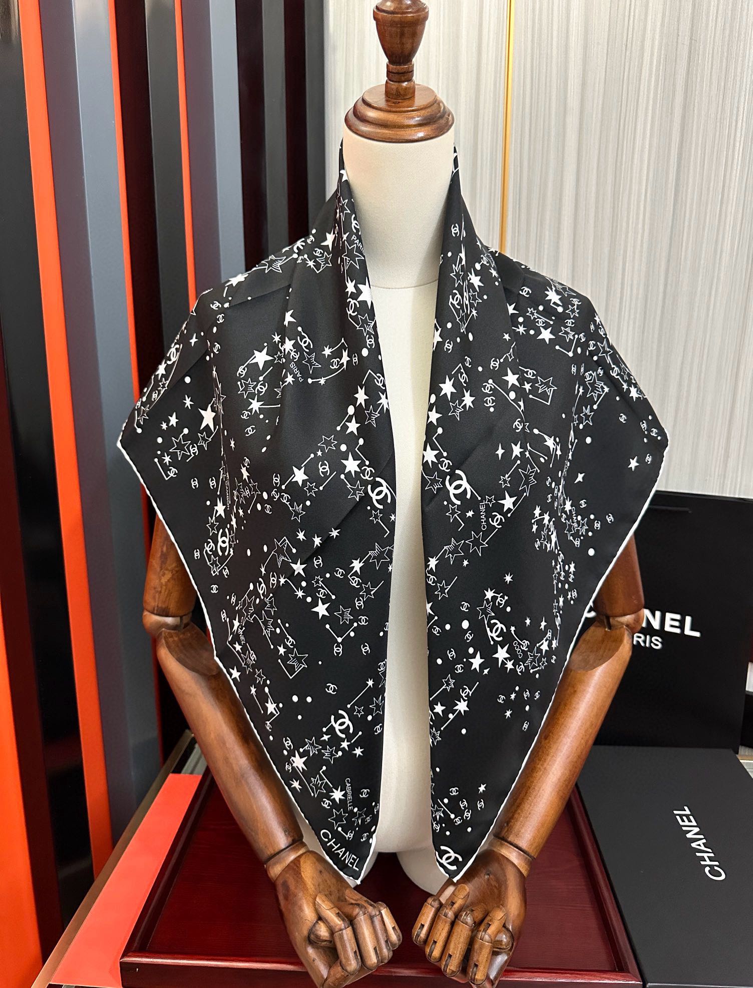 。 新款 香奈儿【涂鸦字母系列】👍香奶奶永远都是比较经典發一条印有字母Logo交织图案巧妙搭配得意简直太