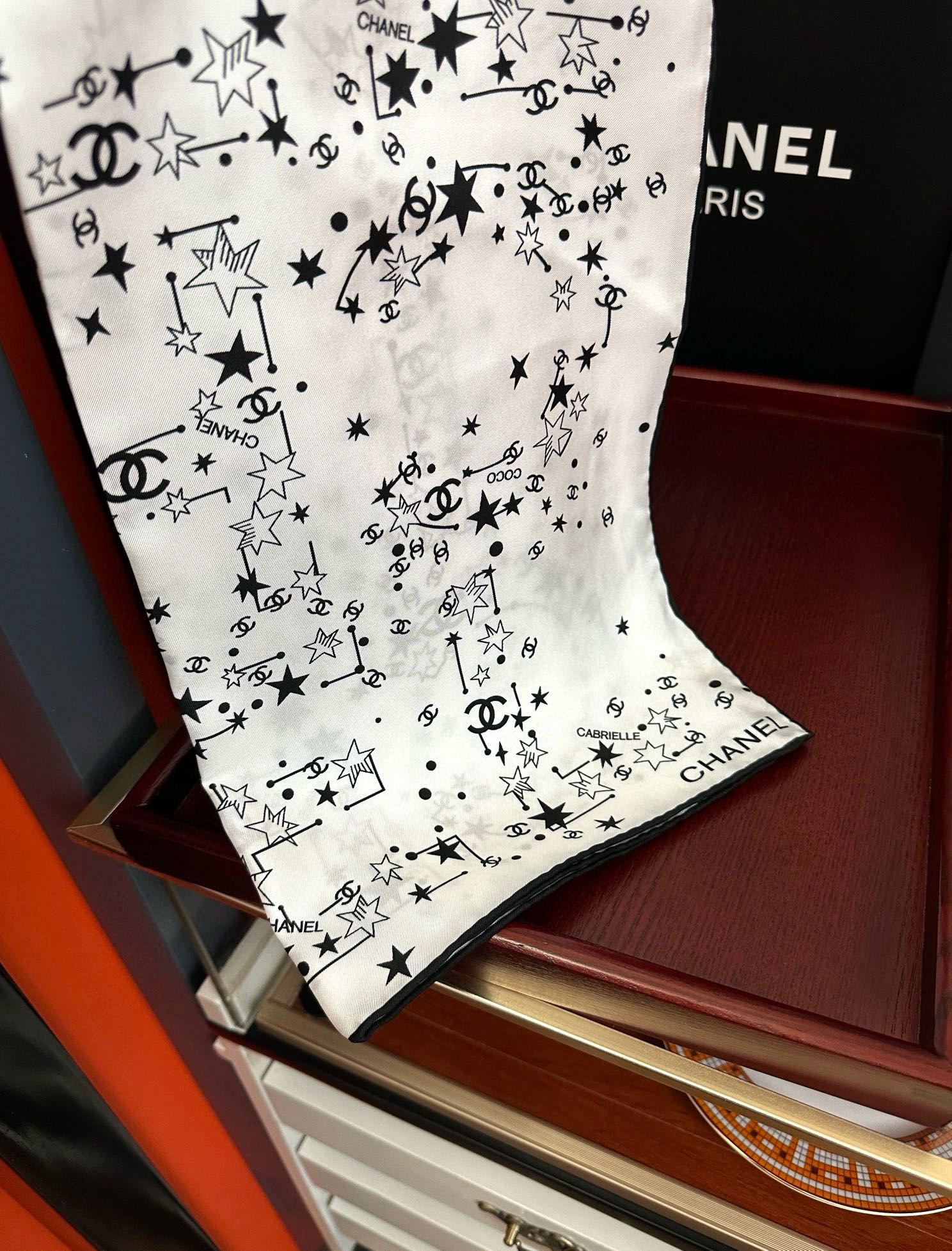 。 新款 香奈儿【涂鸦字母系列】👍香奶奶永远都是比较经典發一条印有字母Logo交织图案巧妙搭配得意简直太