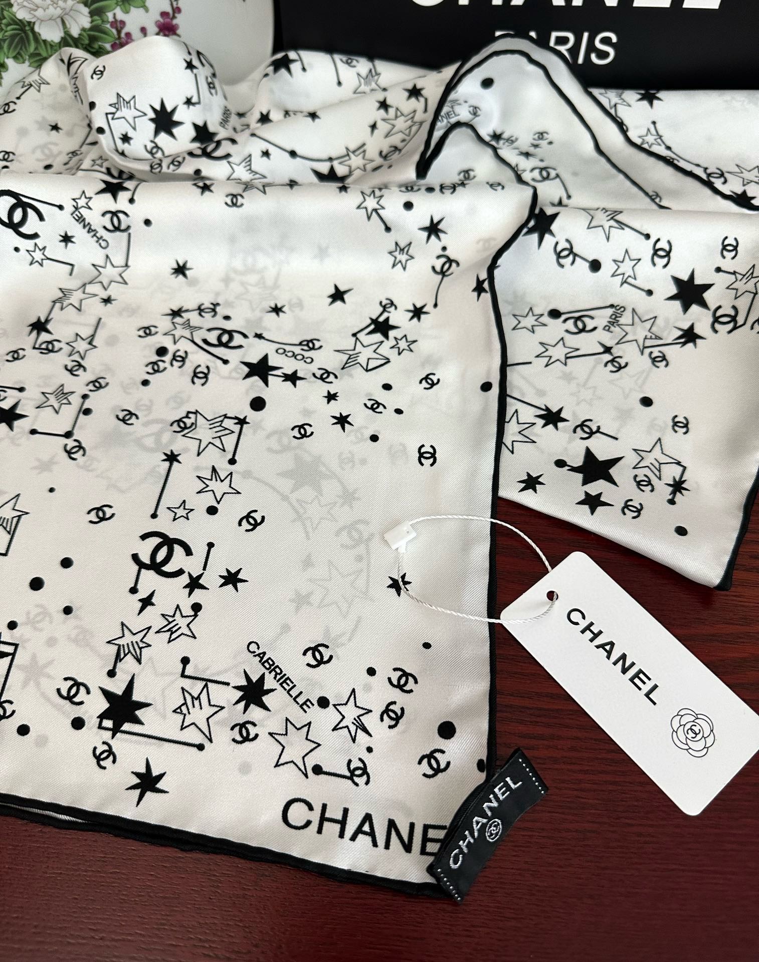 。 新款 香奈儿【涂鸦字母系列】👍香奶奶永远都是比较经典發一条印有字母Logo交织图案巧妙搭配得意简直太