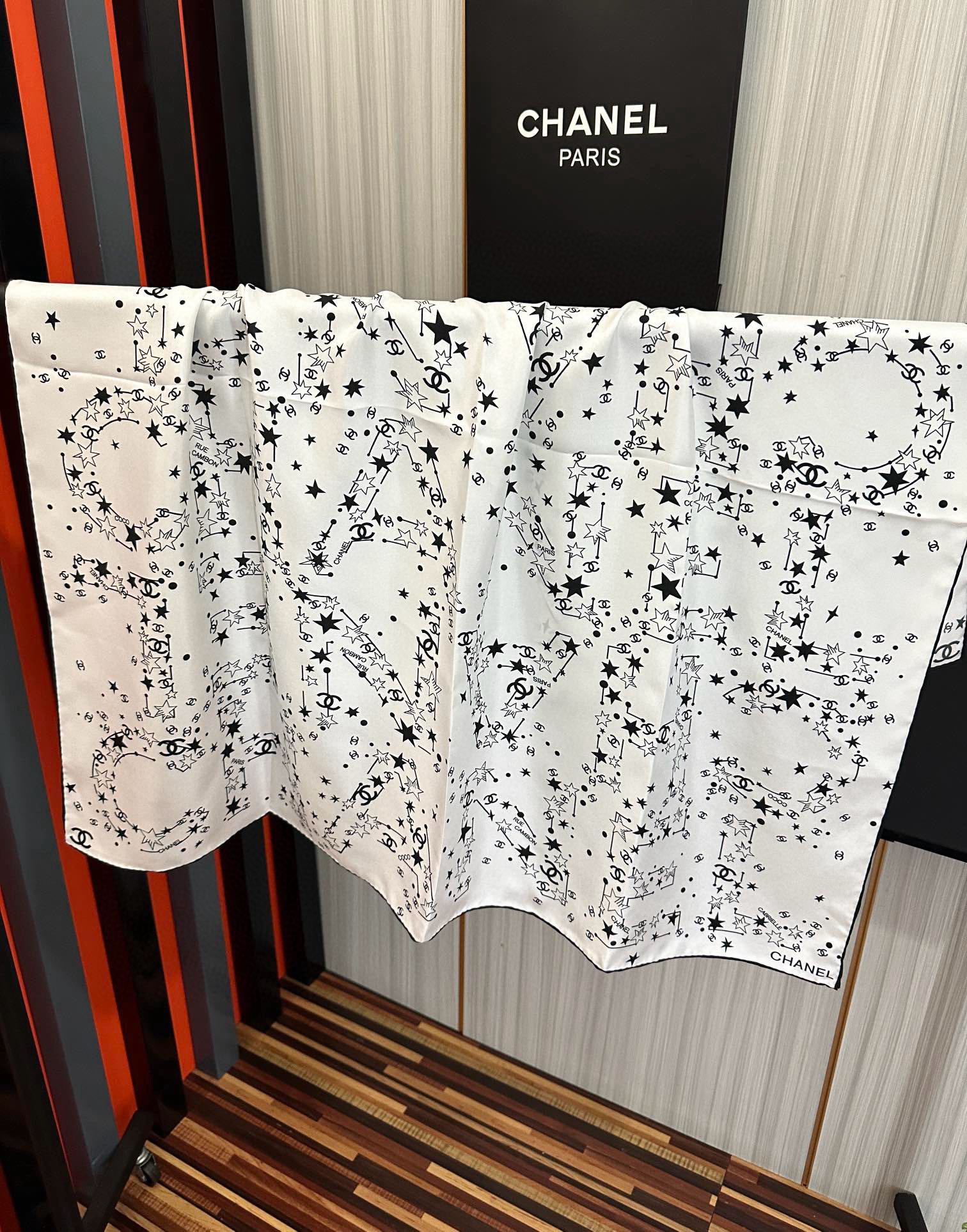 。 新款 香奈儿【涂鸦字母系列】👍香奶奶永远都是比较经典發一条印有字母Logo交织图案巧妙搭配得意简直太