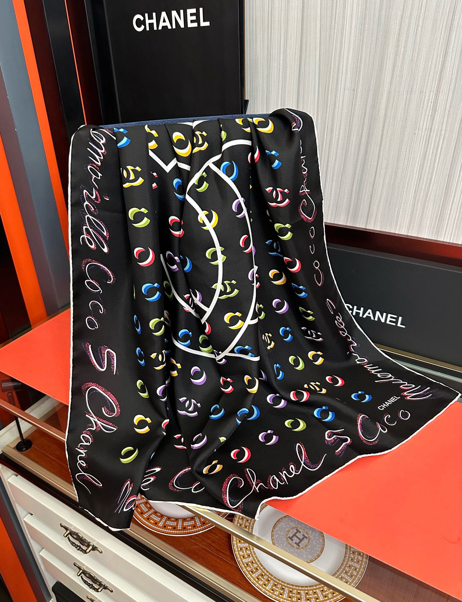 。 香奈儿 【Coco字母炫彩】官网同步庆祝工艺提花+双面数码印花搭配精致的手工卷边工艺得意质感高级且细