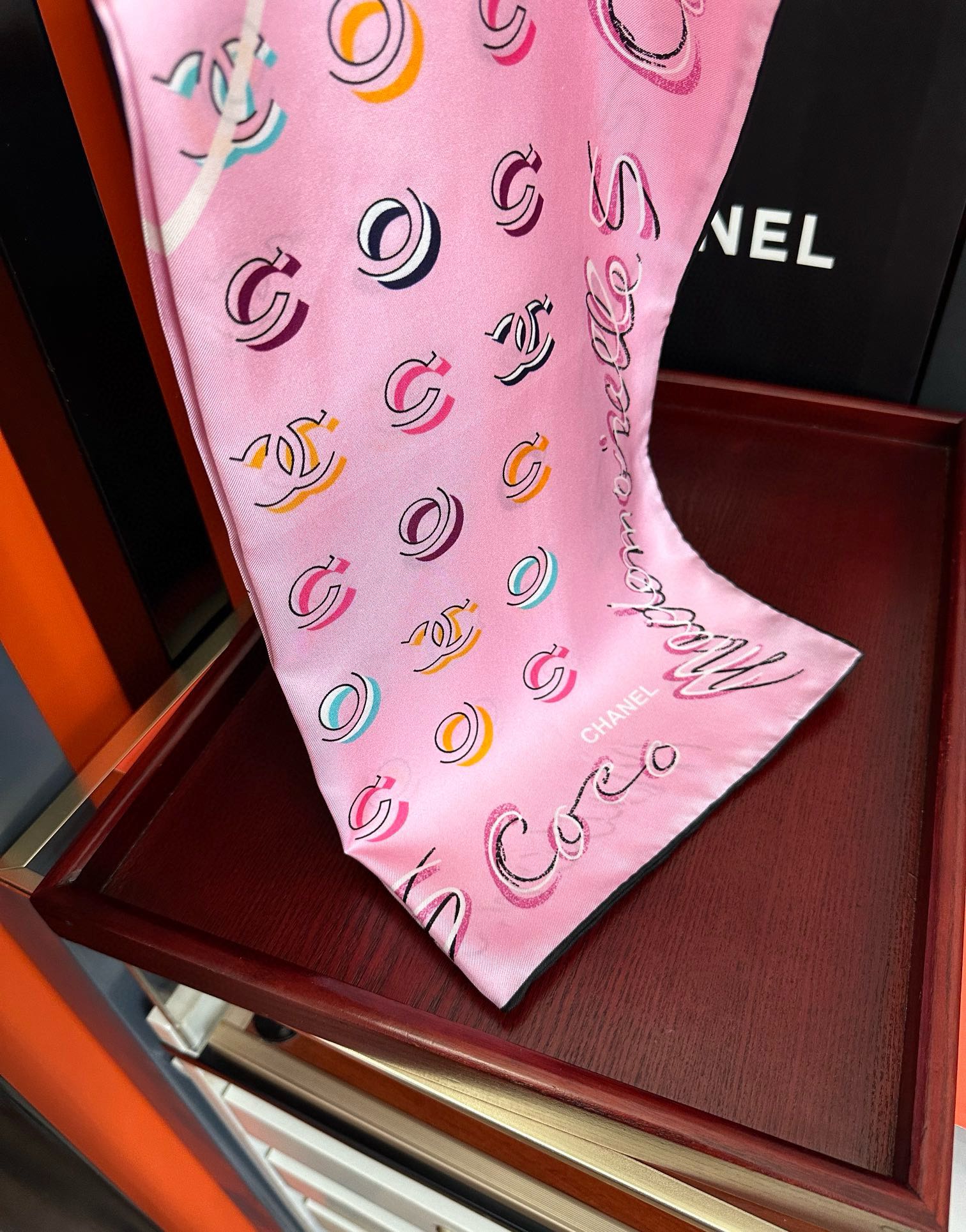 。 香奈儿 【Coco字母炫彩】官网同步庆祝工艺提花+双面数码印花搭配精致的手工卷边工艺得意质感高级且细