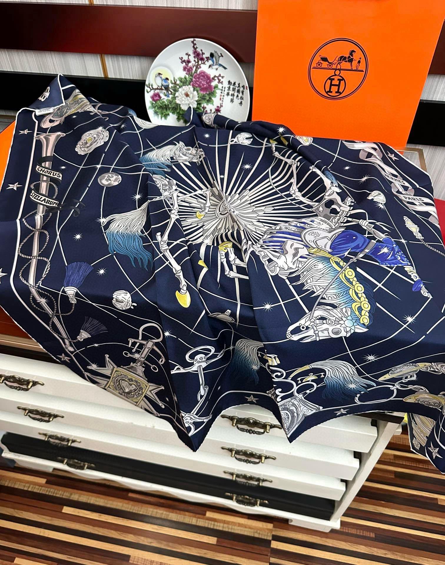 高版本。2010爱马仕【星辰合唱曲】90典藏方巾通过别致的经典色彩向原创设计致敬太阳作品未经重新诠释或设