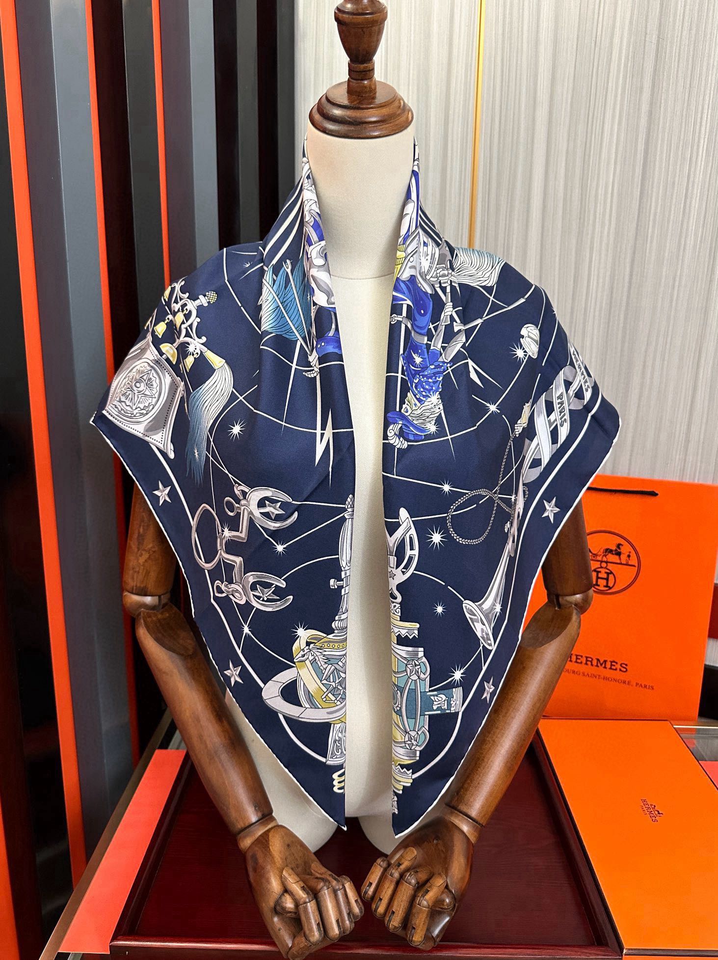 高版本。2010爱马仕【星辰合唱曲】90典藏方巾通过别致的经典色彩向原创设计致敬太阳作品未经重新诠释或设