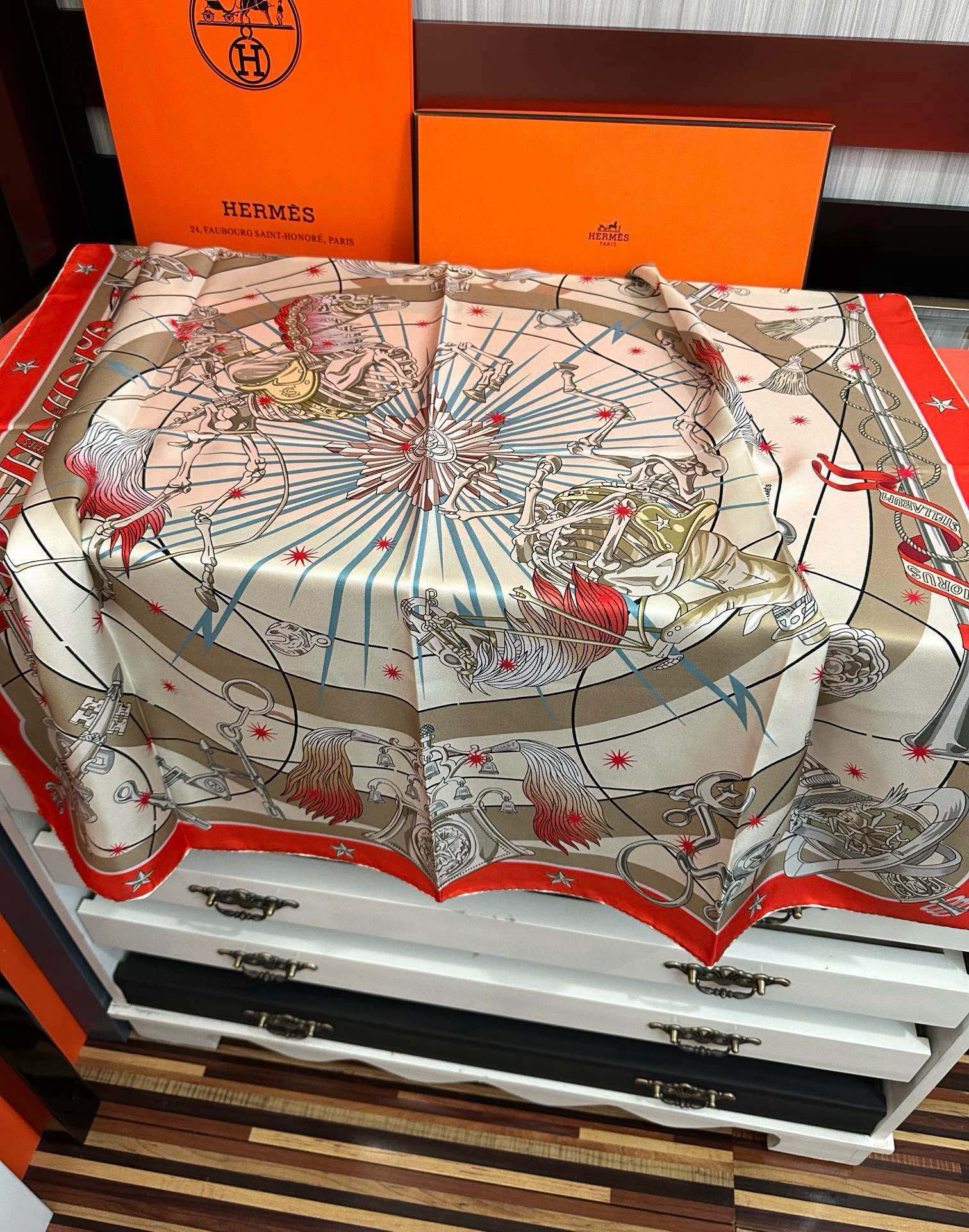 高版本。2010爱马仕【星辰合唱曲】90典藏方巾通过别致的经典色彩向原创设计致敬太阳作品未经重新诠释或设