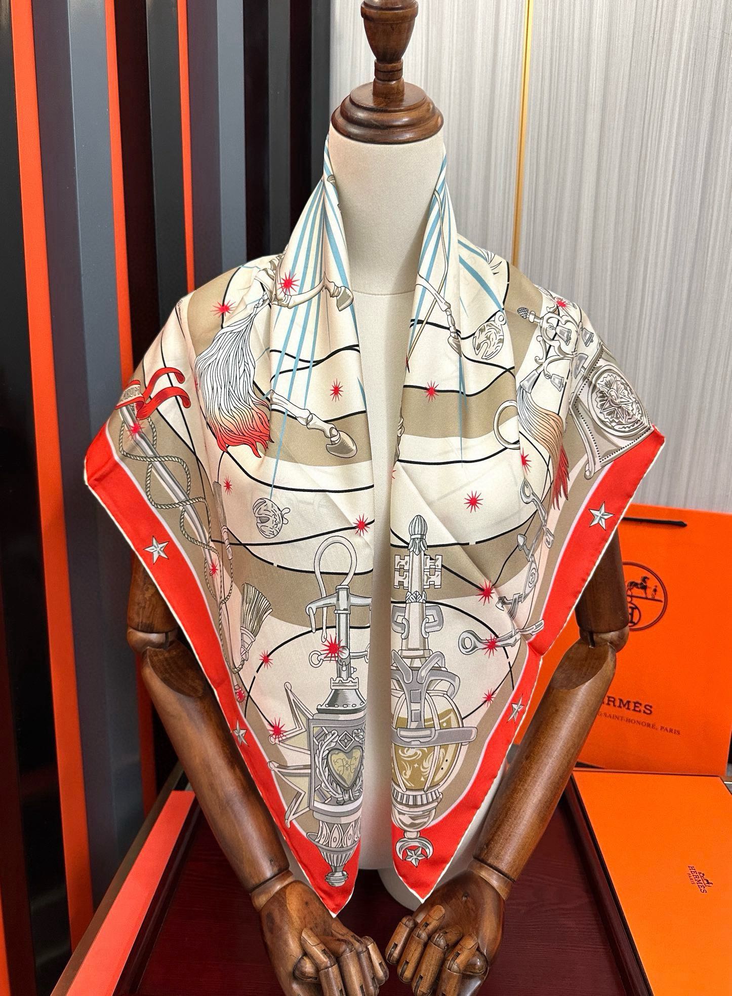 高版本。2010爱马仕【星辰合唱曲】90典藏方巾通过别致的经典色彩向原创设计致敬太阳作品未经重新诠释或设