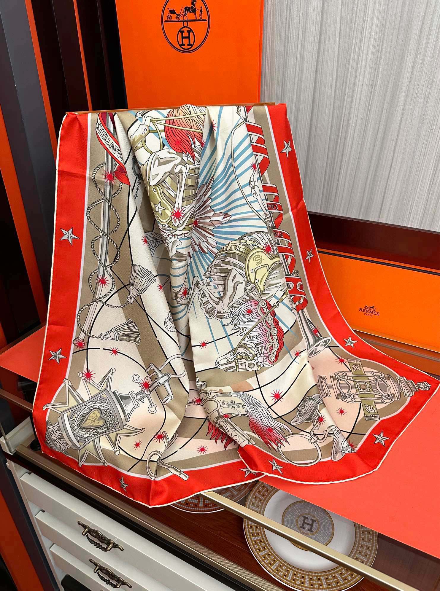 高版本。2010爱马仕【星辰合唱曲】90典藏方巾通过别致的经典色彩向原创设计致敬太阳作品未经重新诠释或设