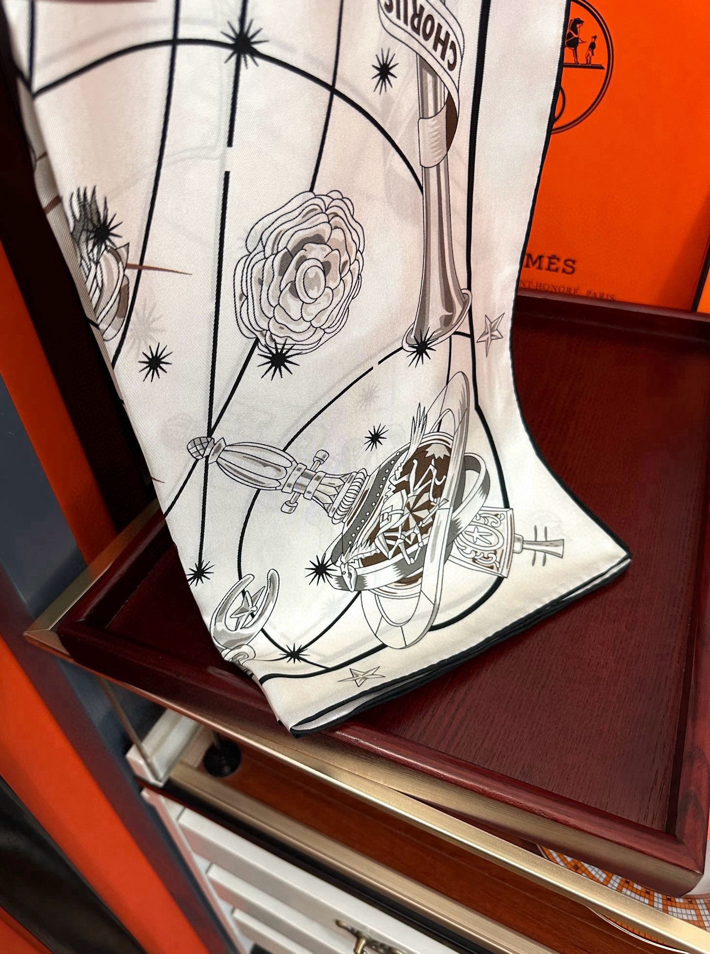 高版本。2010爱马仕【星辰合唱曲】90典藏方巾通过别致的经典色彩向原创设计致敬太阳作品未经重新诠释或设