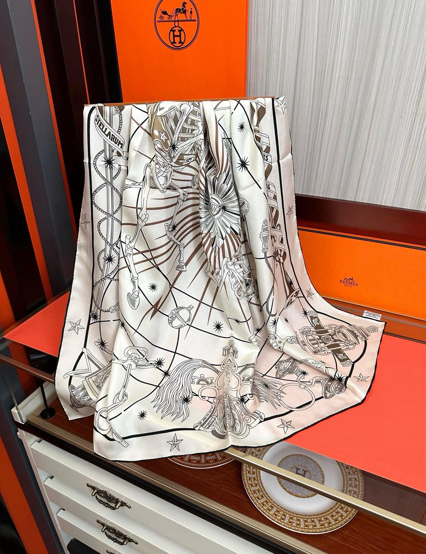 高版本。2010爱马仕【星辰合唱曲】90典藏方巾通过别致的经典色彩向原创设计致敬太阳作品未经重新诠释或设