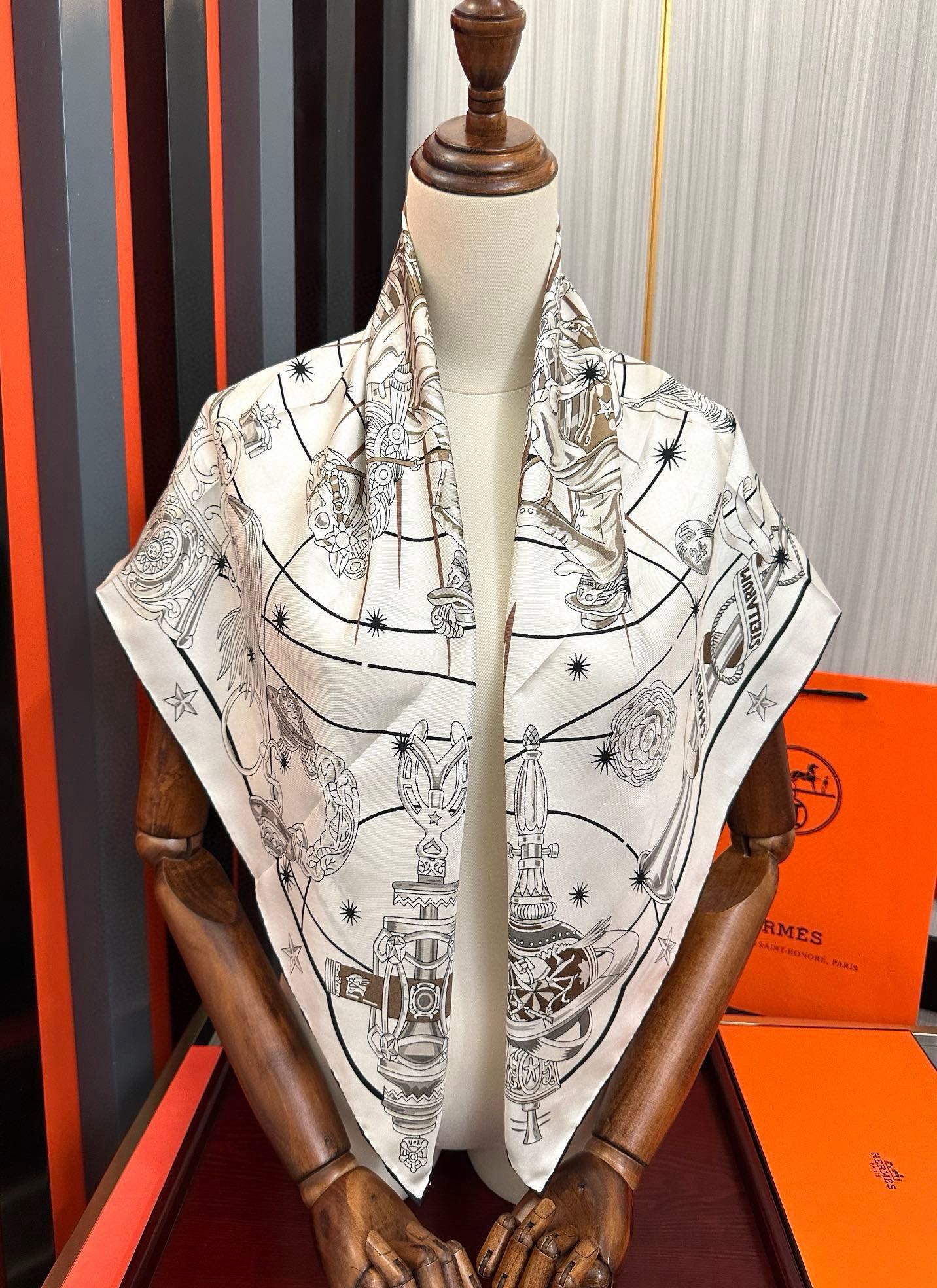 高版本。2010爱马仕【星辰合唱曲】90典藏方巾通过别致的经典色彩向原创设计致敬太阳作品未经重新诠释或设