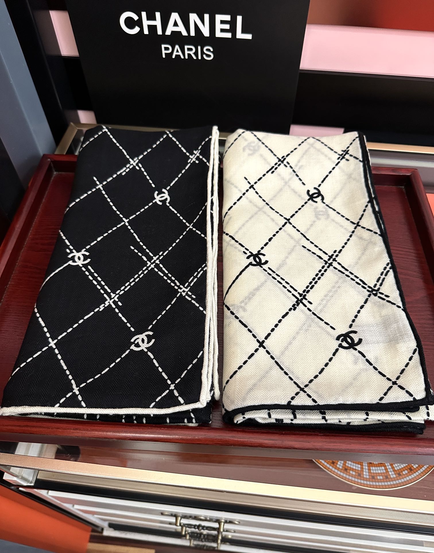 新款。香奈儿 【双面同色】永远经典双C优雅Coco风礼物~气质到骨子里色香奶奶新一季的面料超高级，真心超