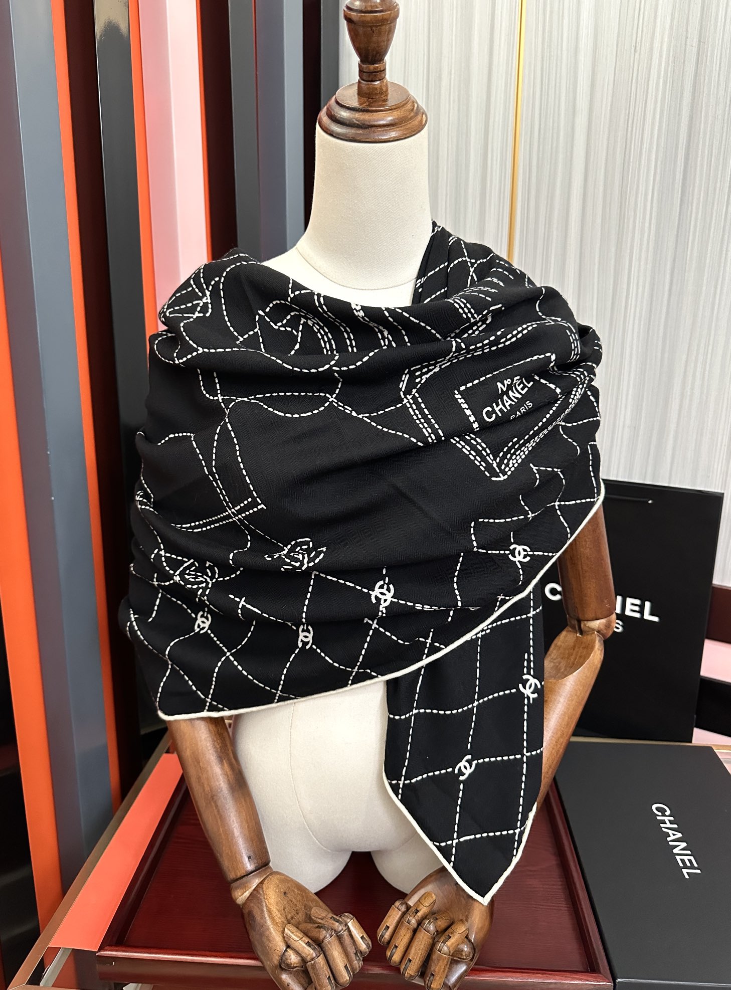 新款。香奈儿 【双面同色】永远经典双C优雅Coco风礼物~气质到骨子里色香奶奶新一季的面料超高级，真心超