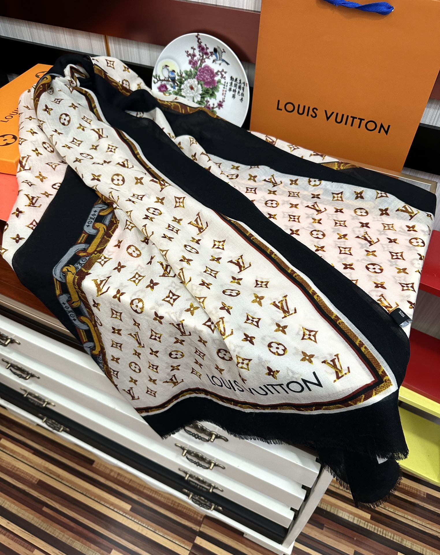 。新款 L家 2025最新款‼️真心赞👍【戒指绒长巾】😘💍实物真心美 🎀披肩配以印花💓💃🏻无论设计喷绘都