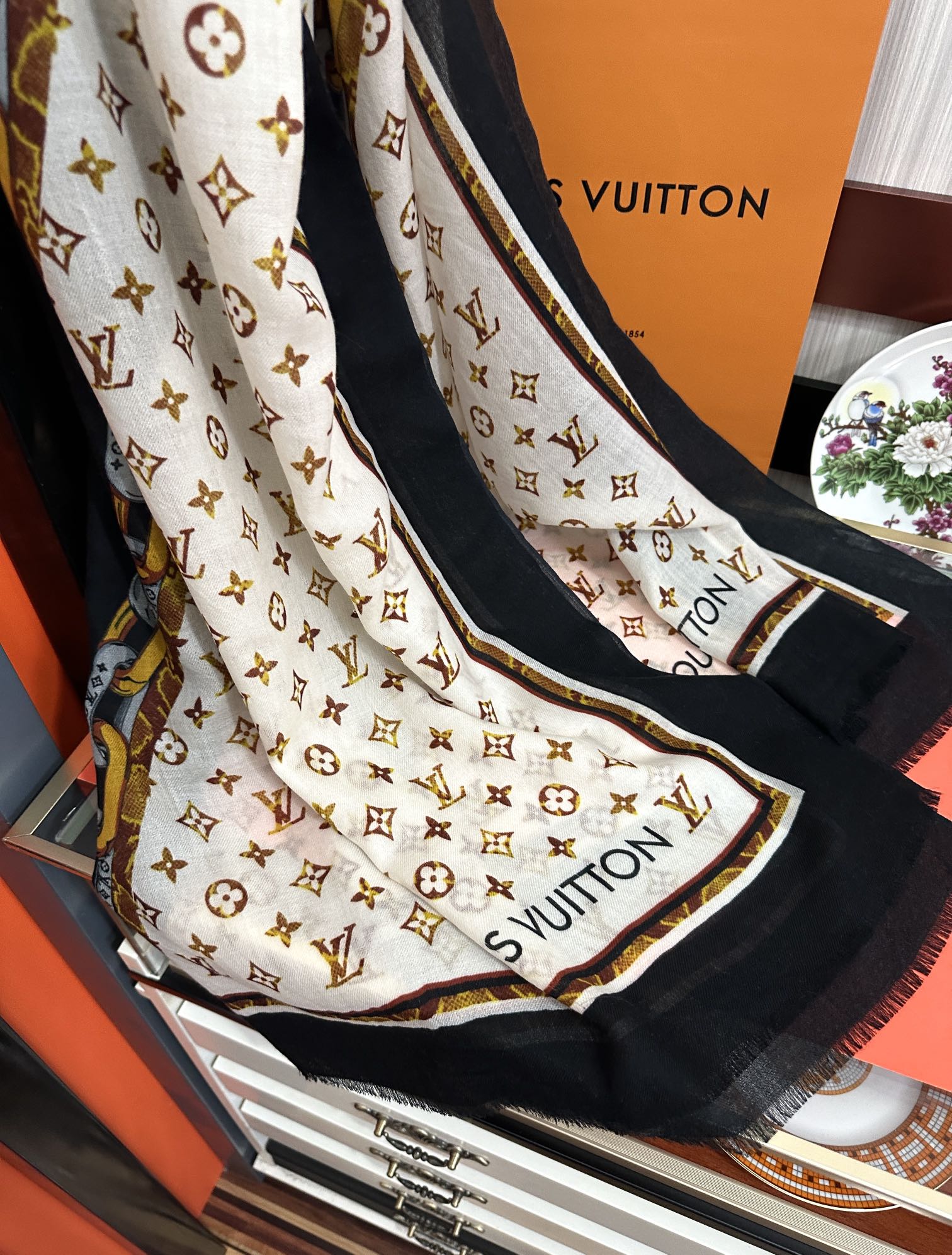 。新款 L家 2025最新款‼️真心赞👍【戒指绒长巾】😘💍实物真心美 🎀披肩配以印花💓💃🏻无论设计喷绘都