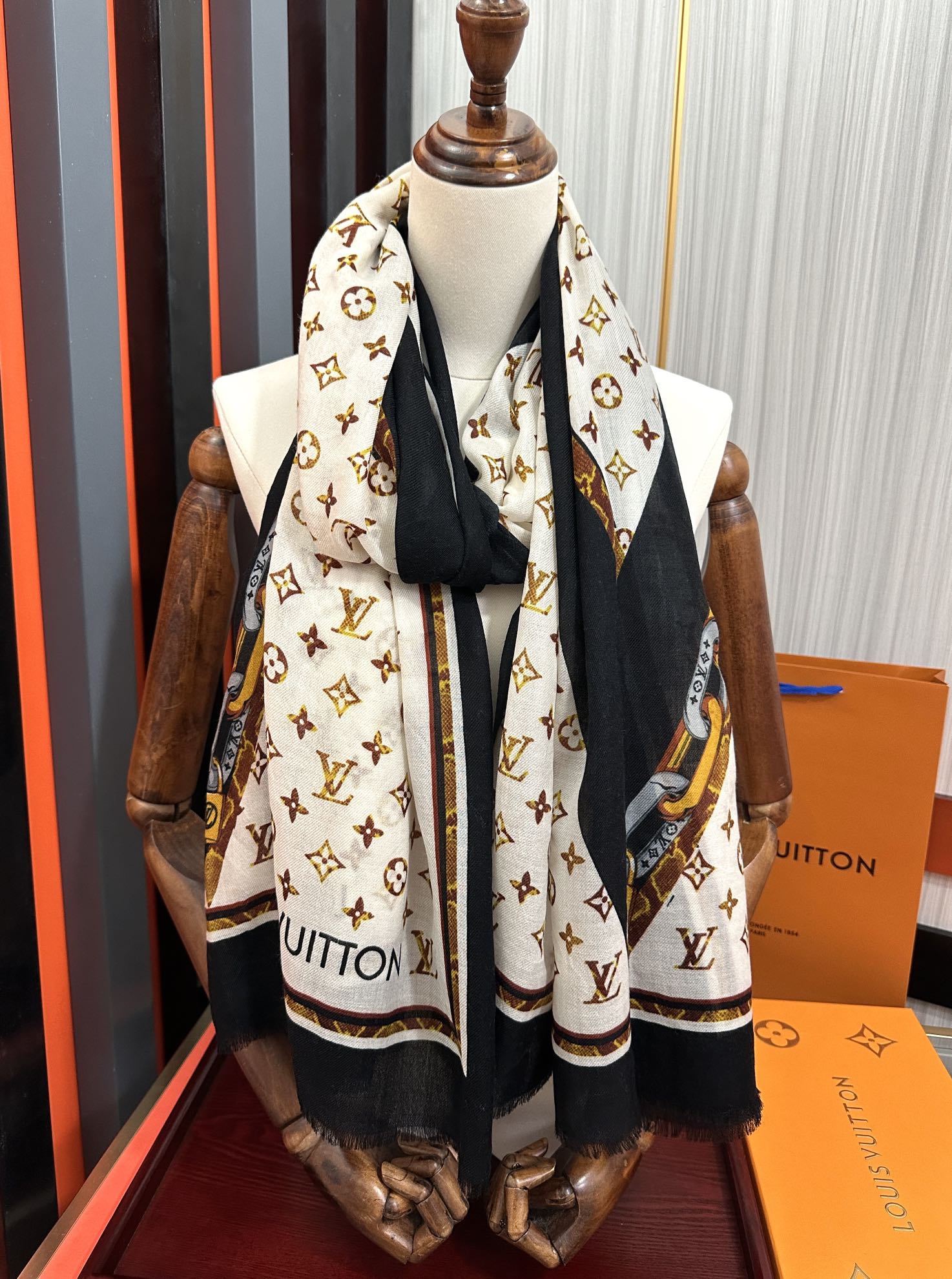 。新款 L家 2025最新款‼️真心赞👍【戒指绒长巾】😘💍实物真心美 🎀披肩配以印花💓💃🏻无论设计喷绘都