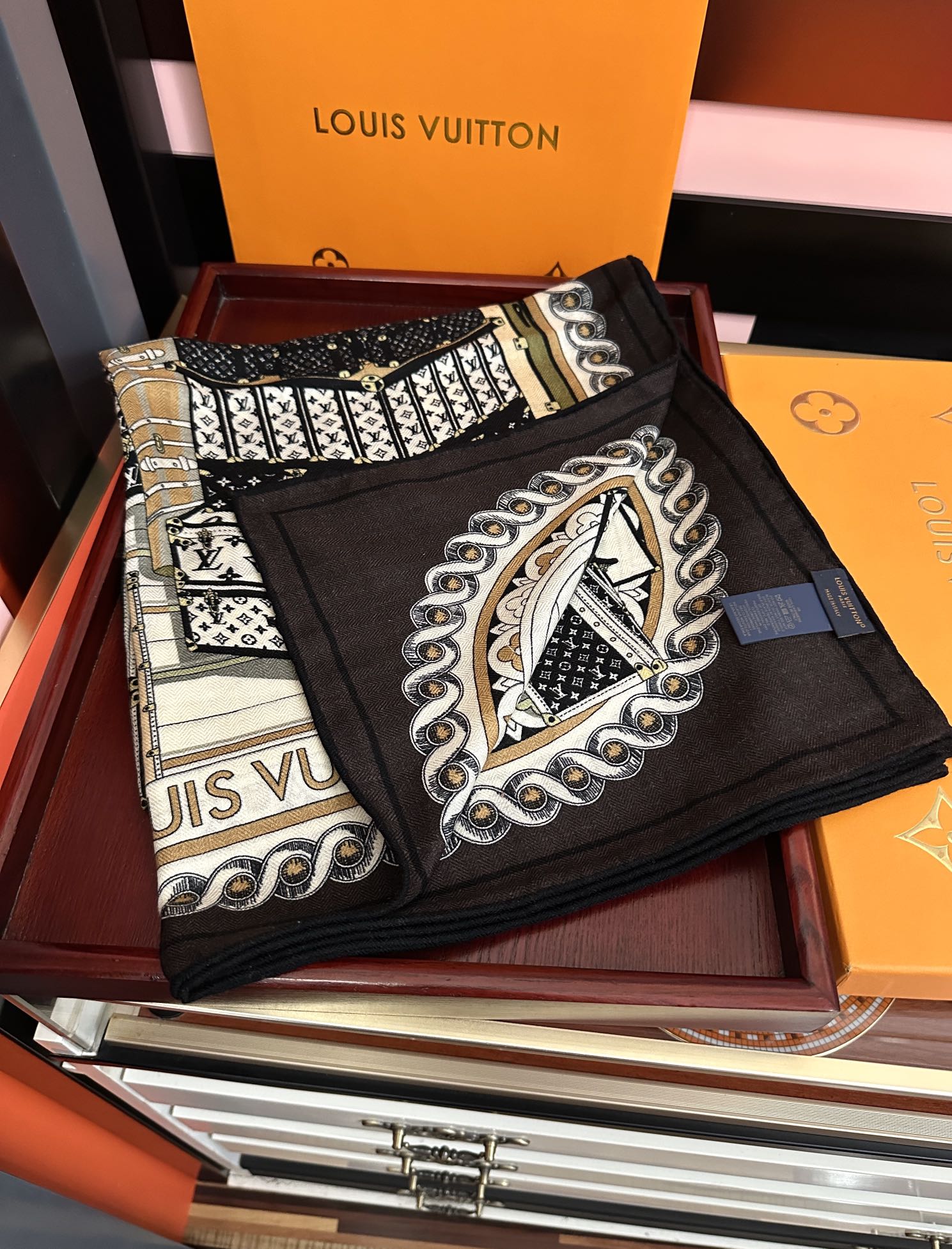 ❤️LV 【双面同色】经典优雅礼物~气质到骨子里色新一季的面料超高级，真心超级柔软，丝丝顺滑太阳韧性很强