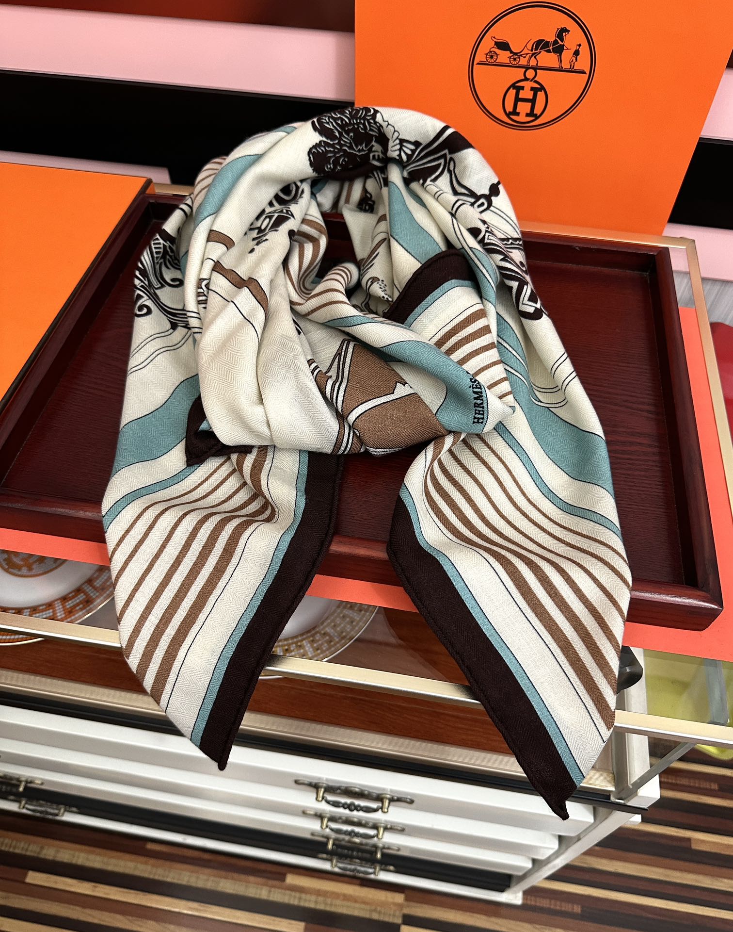 上新❤️爱马仕2025经典优雅礼物~气质到骨子里色新一季的面料超高级，真心超级柔软，丝丝顺滑太阳韧性很强