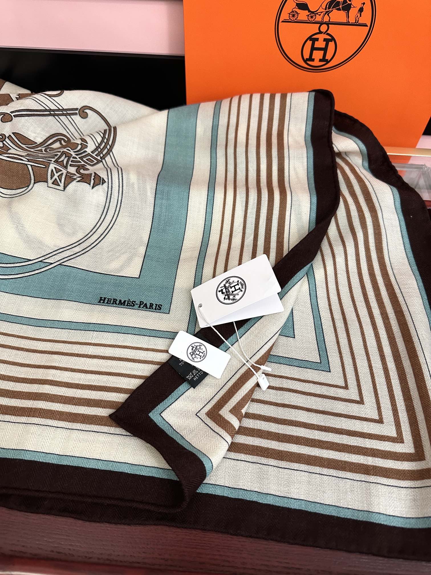 上新❤️爱马仕2025经典优雅礼物~气质到骨子里色新一季的面料超高级，真心超级柔软，丝丝顺滑太阳韧性很强