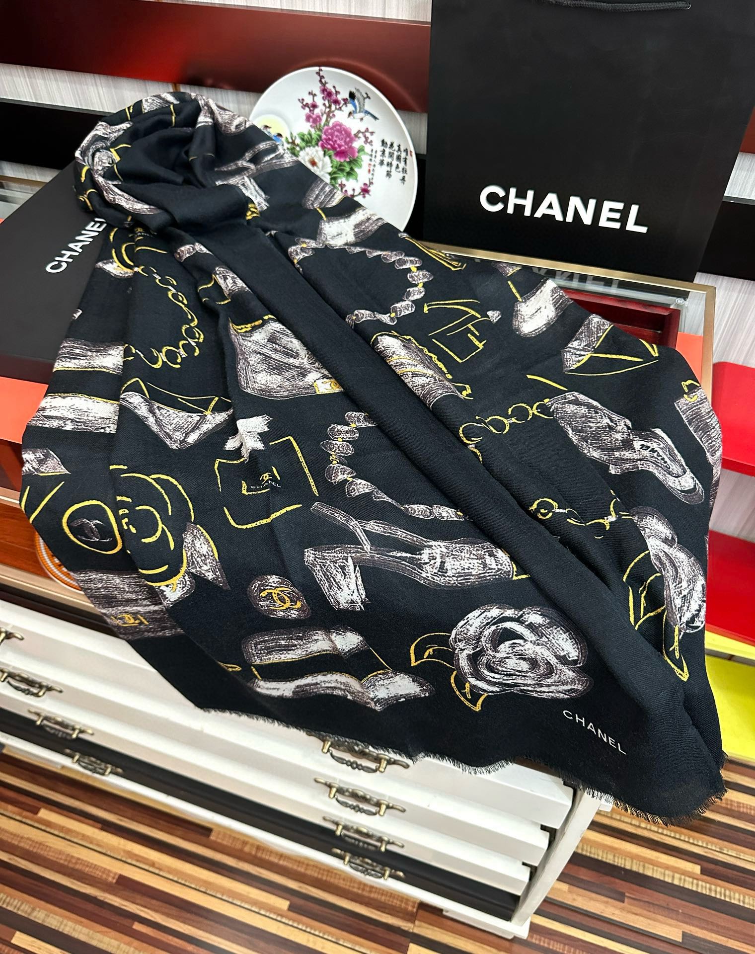 上新 小香 2025 新款真心赞👍【羊绒绒长巾】😘💍实物真心美 🎀披肩配以印花💓💃🏻无论设计喷绘都是非常