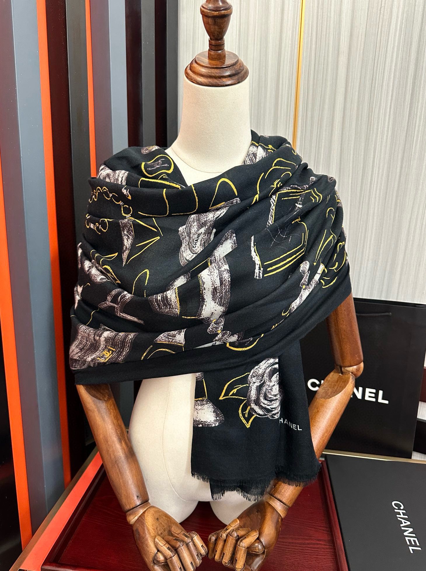 上新 小香 2025 新款真心赞👍【羊绒绒长巾】😘💍实物真心美 🎀披肩配以印花💓💃🏻无论设计喷绘都是非常