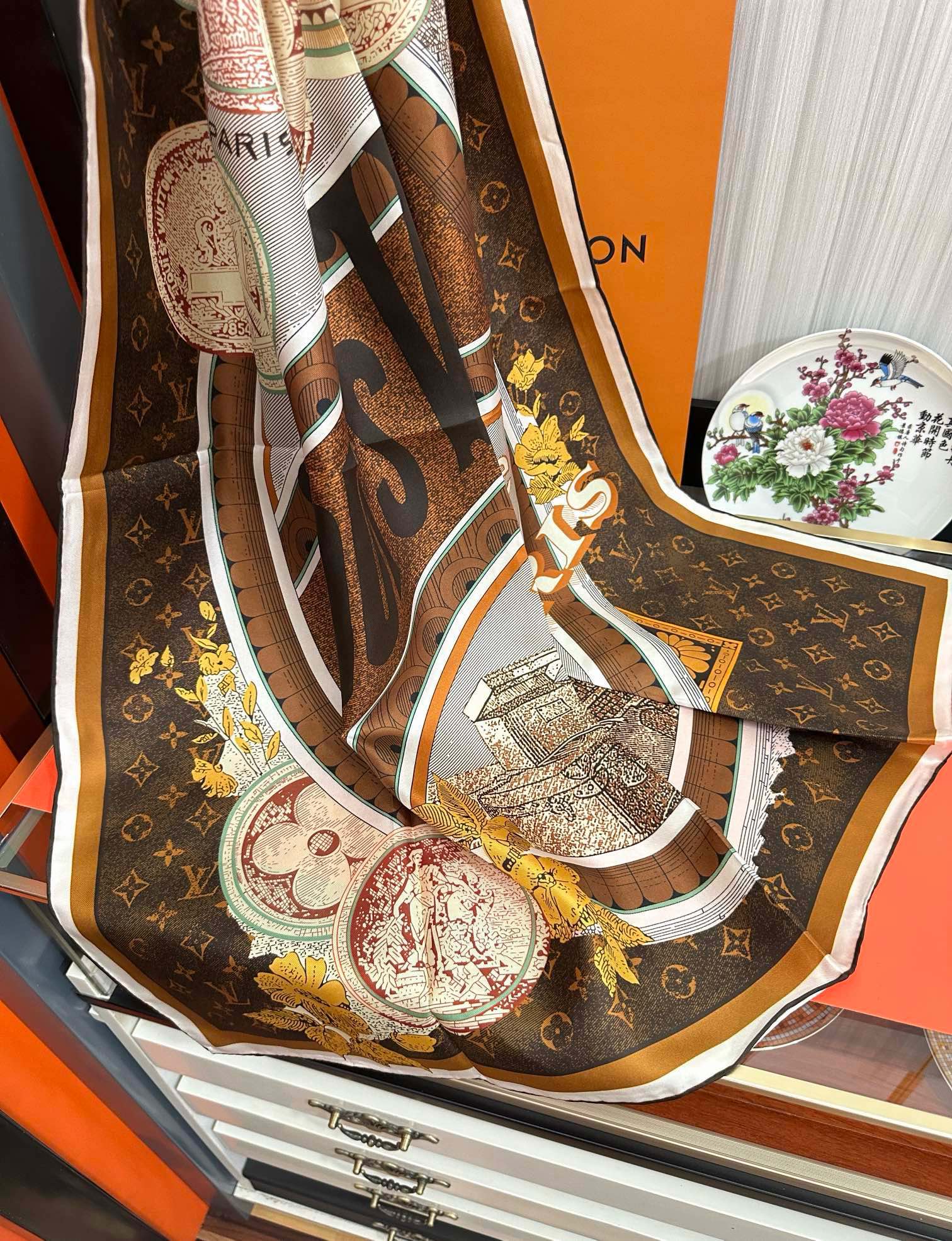 💖Lv家🌟2025【经典款式】真丝方巾👍【高端 大爱❤️女人尤物 】货极少 四季都可以用‼️真心美的让人