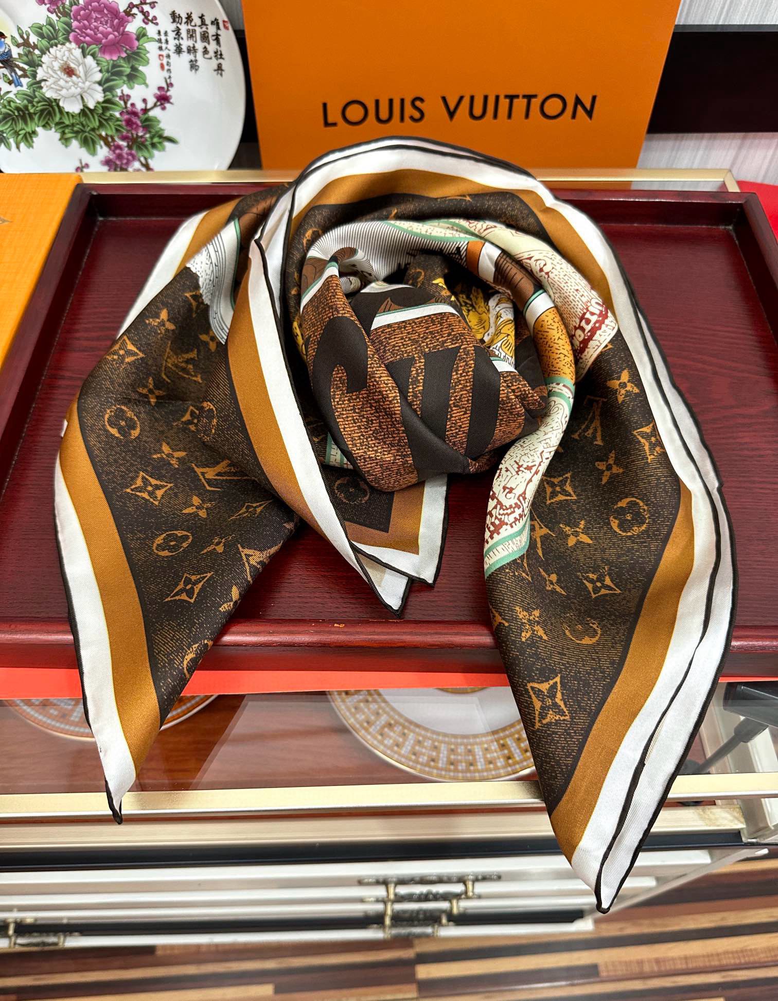 💖Lv家🌟2025【经典款式】真丝方巾👍【高端 大爱❤️女人尤物 】货极少 四季都可以用‼️真心美的让人