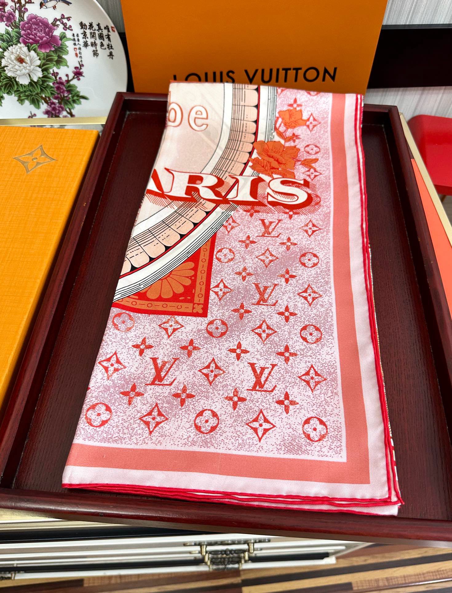 💖Lv家🌟2025【经典款式】真丝方巾👍【高端 大爱❤️女人尤物 】货极少 四季都可以用‼️真心美的让人