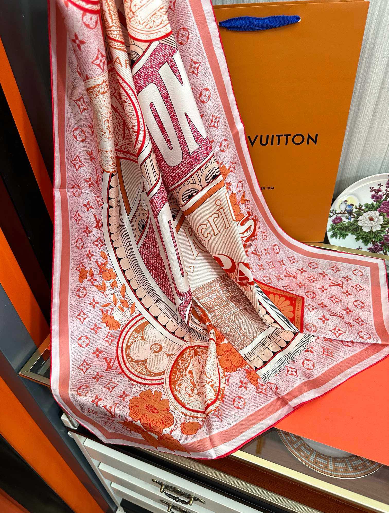 💖Lv家🌟2025【经典款式】真丝方巾👍【高端 大爱❤️女人尤物 】货极少 四季都可以用‼️真心美的让人