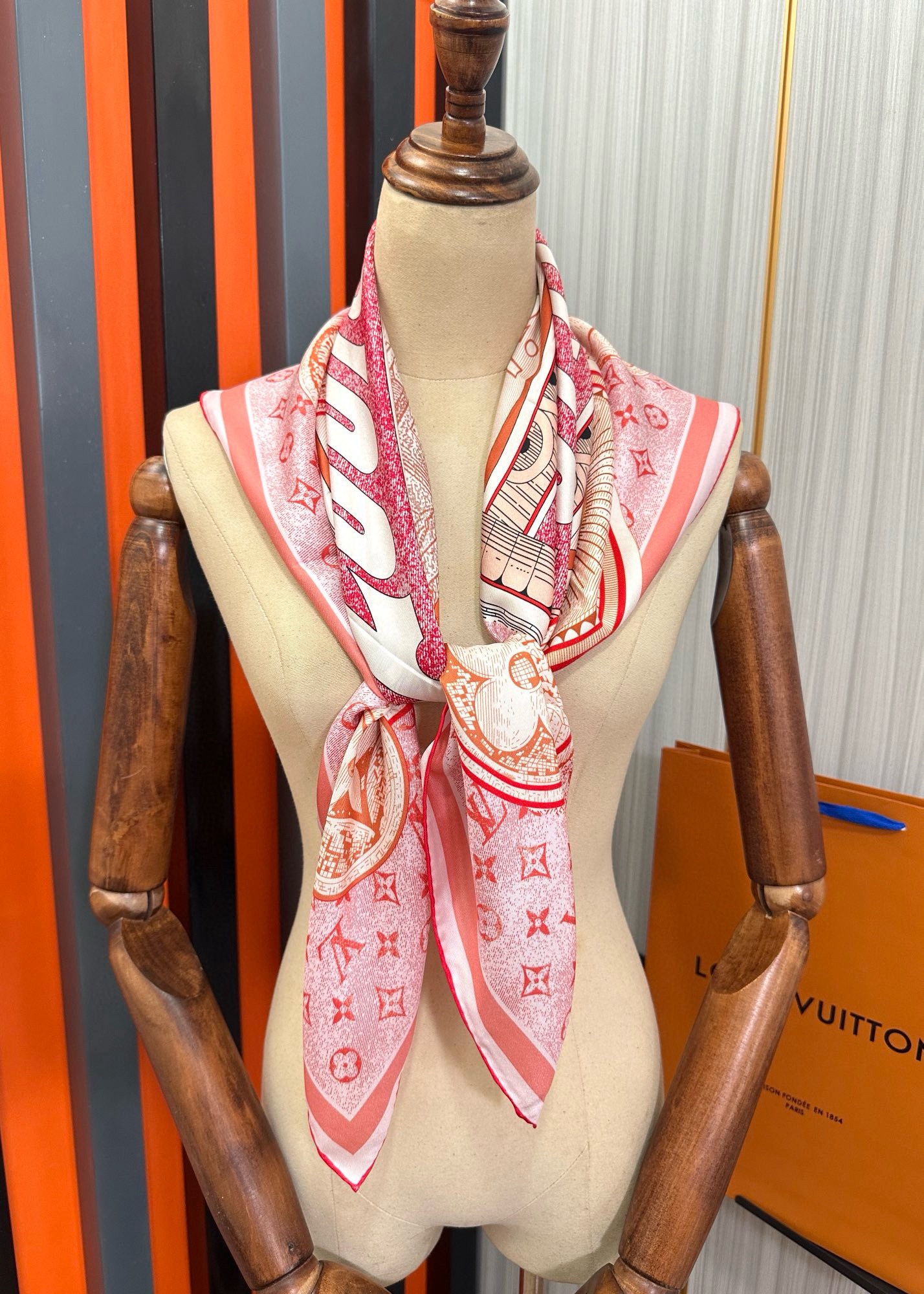 💖Lv家🌟2025【经典款式】真丝方巾👍【高端 大爱❤️女人尤物 】货极少 四季都可以用‼️真心美的让人