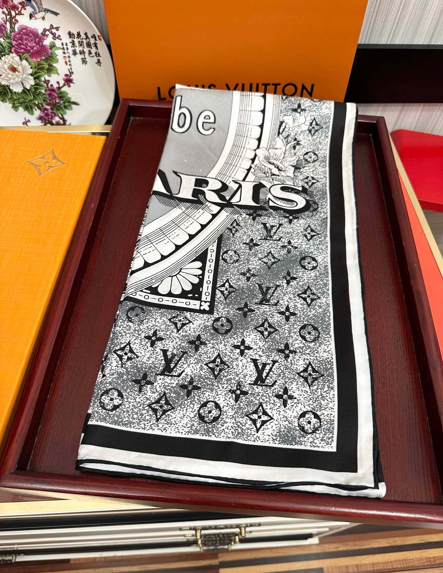 💖Lv家🌟2025【经典款式】真丝方巾👍【高端 大爱❤️女人尤物 】货极少 四季都可以用‼️真心美的让人