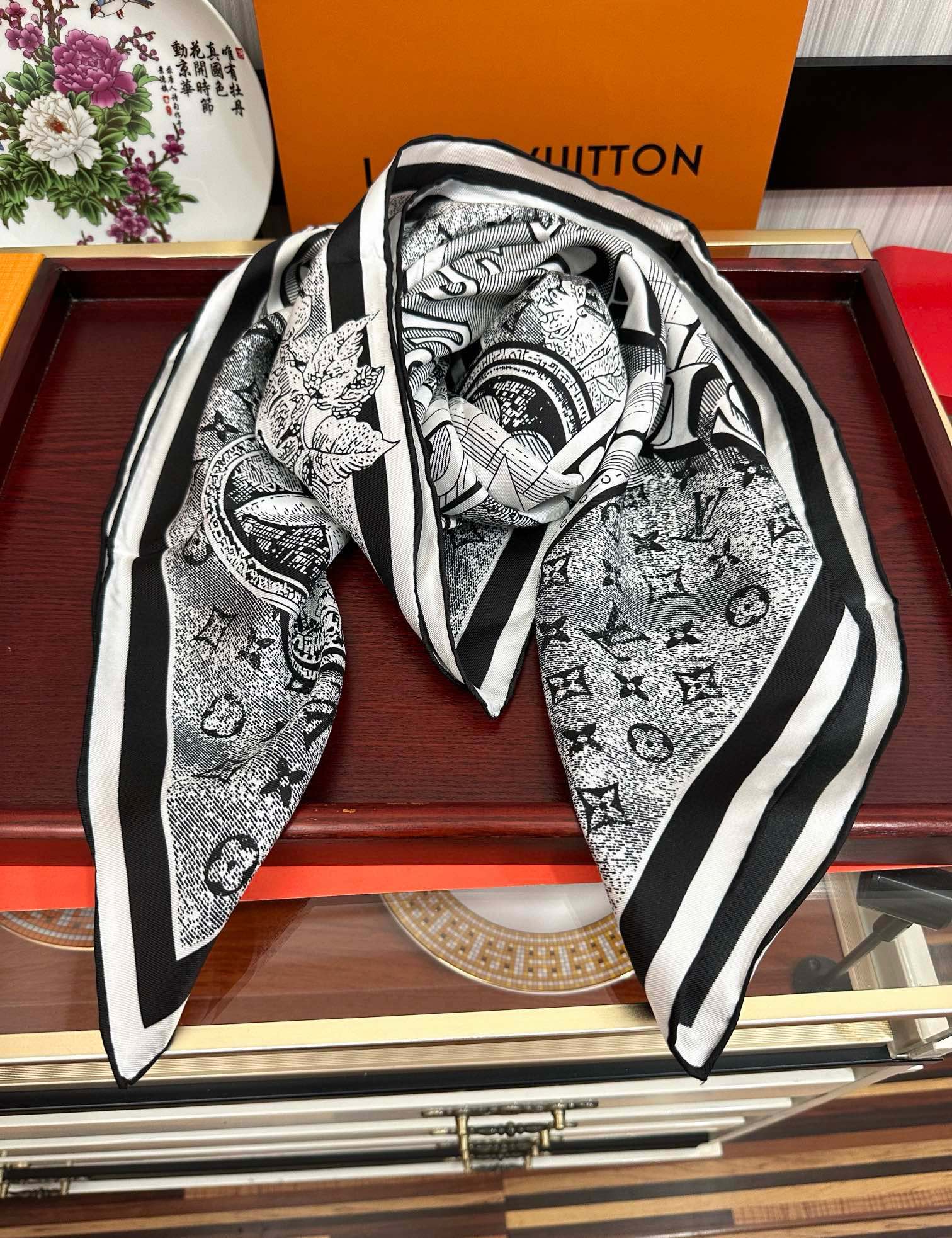 💖Lv家🌟2025【经典款式】真丝方巾👍【高端 大爱❤️女人尤物 】货极少 四季都可以用‼️真心美的让人