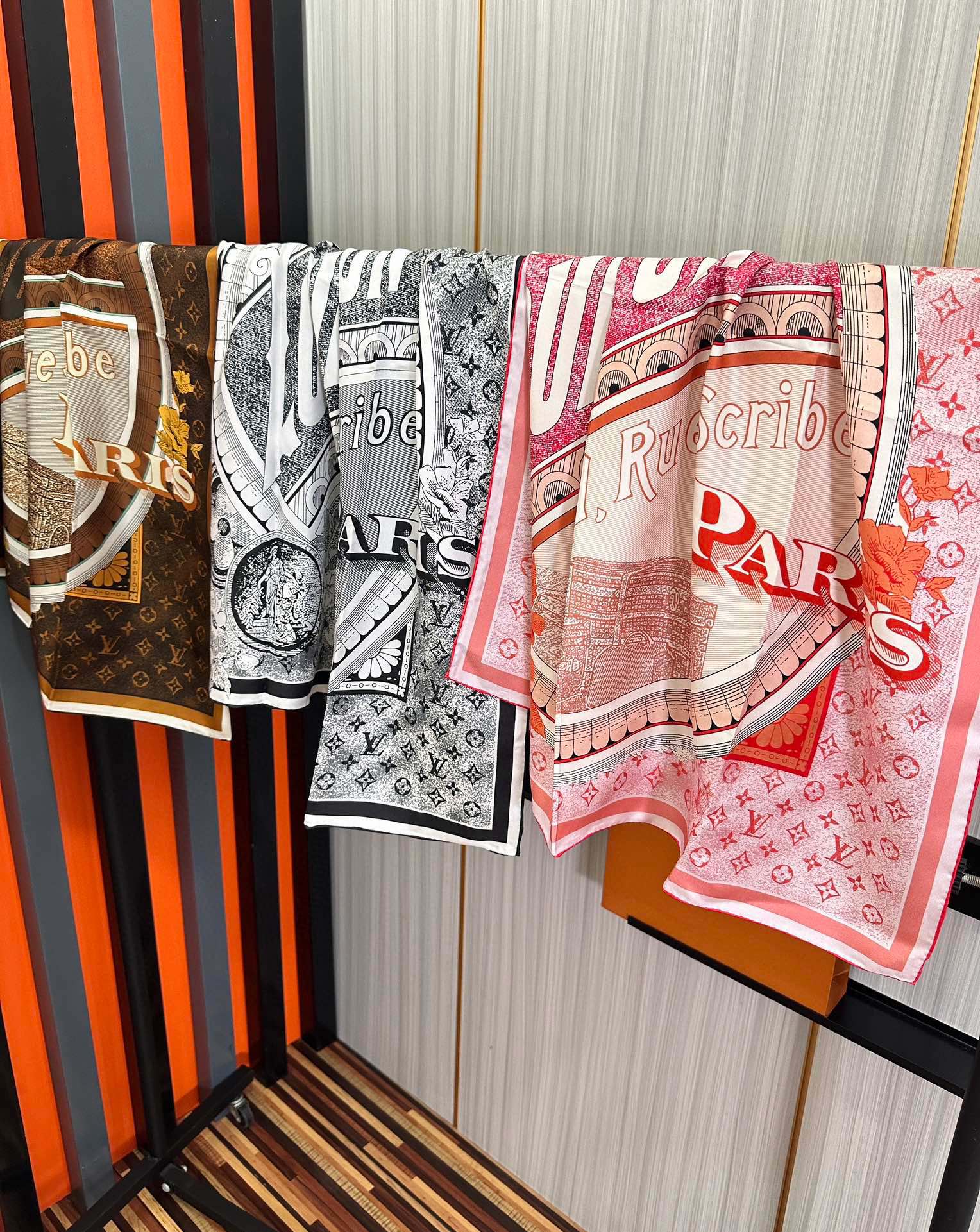 💖Lv家🌟2025【经典款式】真丝方巾👍【高端 大爱❤️女人尤物 】货极少 四季都可以用‼️真心美的让人